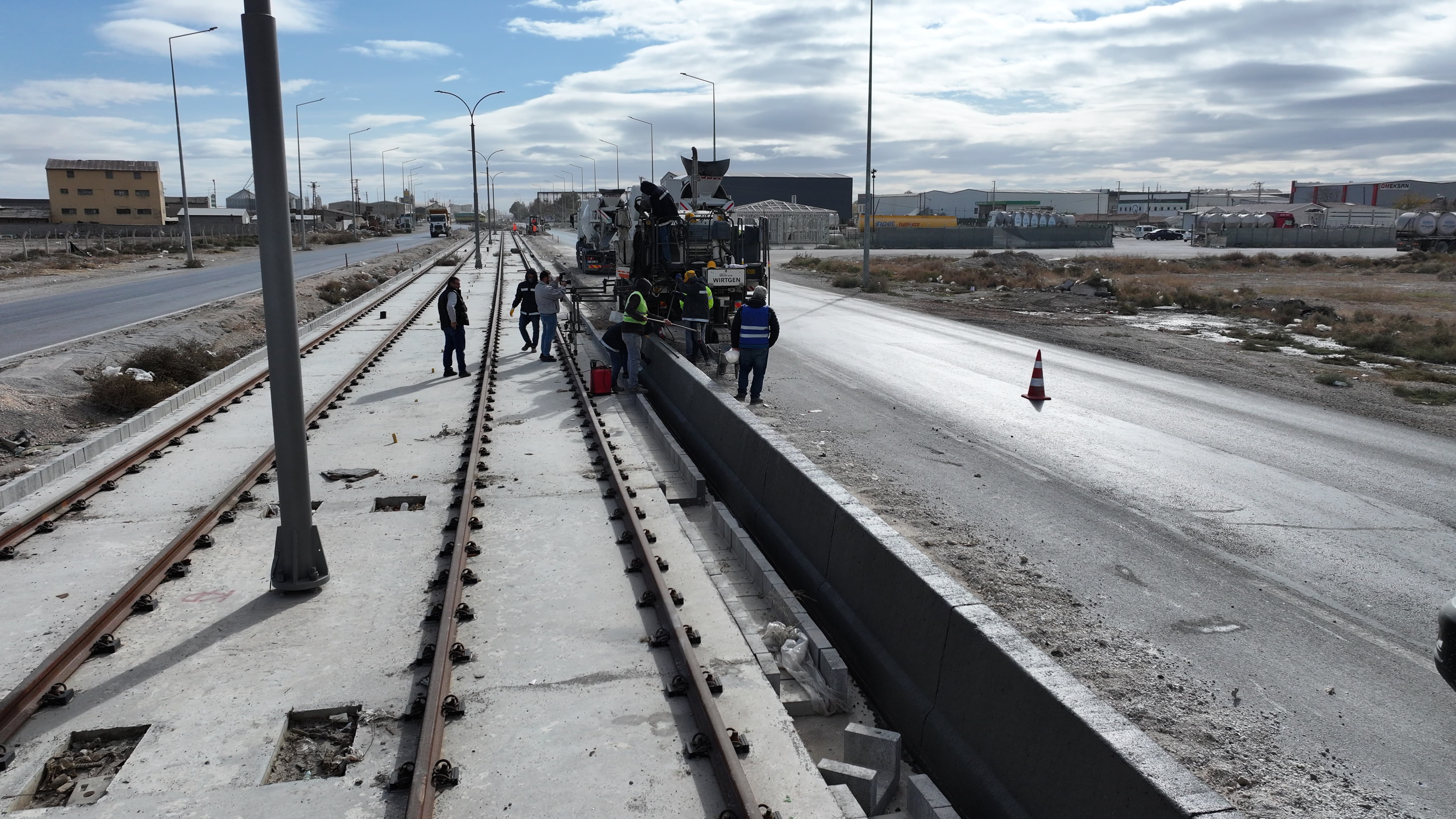 KONYA BÜYÜKŞEHİR, YENİ TRAMVAY HATTI İNŞAATINDA TRAFİĞİ KAPATMADAN ÖRNEK BİR SİSTEMLE BETON BARİYER YAPIYOR
