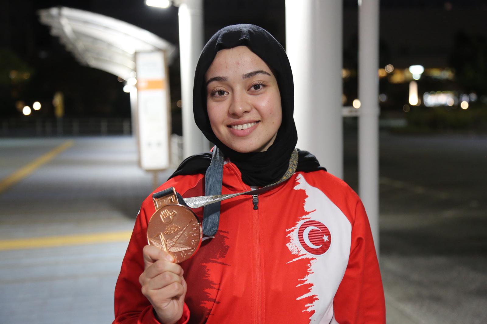 ESMA GÖKÜLÜ, İŞİTME ENGELLİLER OLİMPİYATLARINDA BRONZ MADALYA ALARAK ÜLKEMİZİN GURURU OLDU