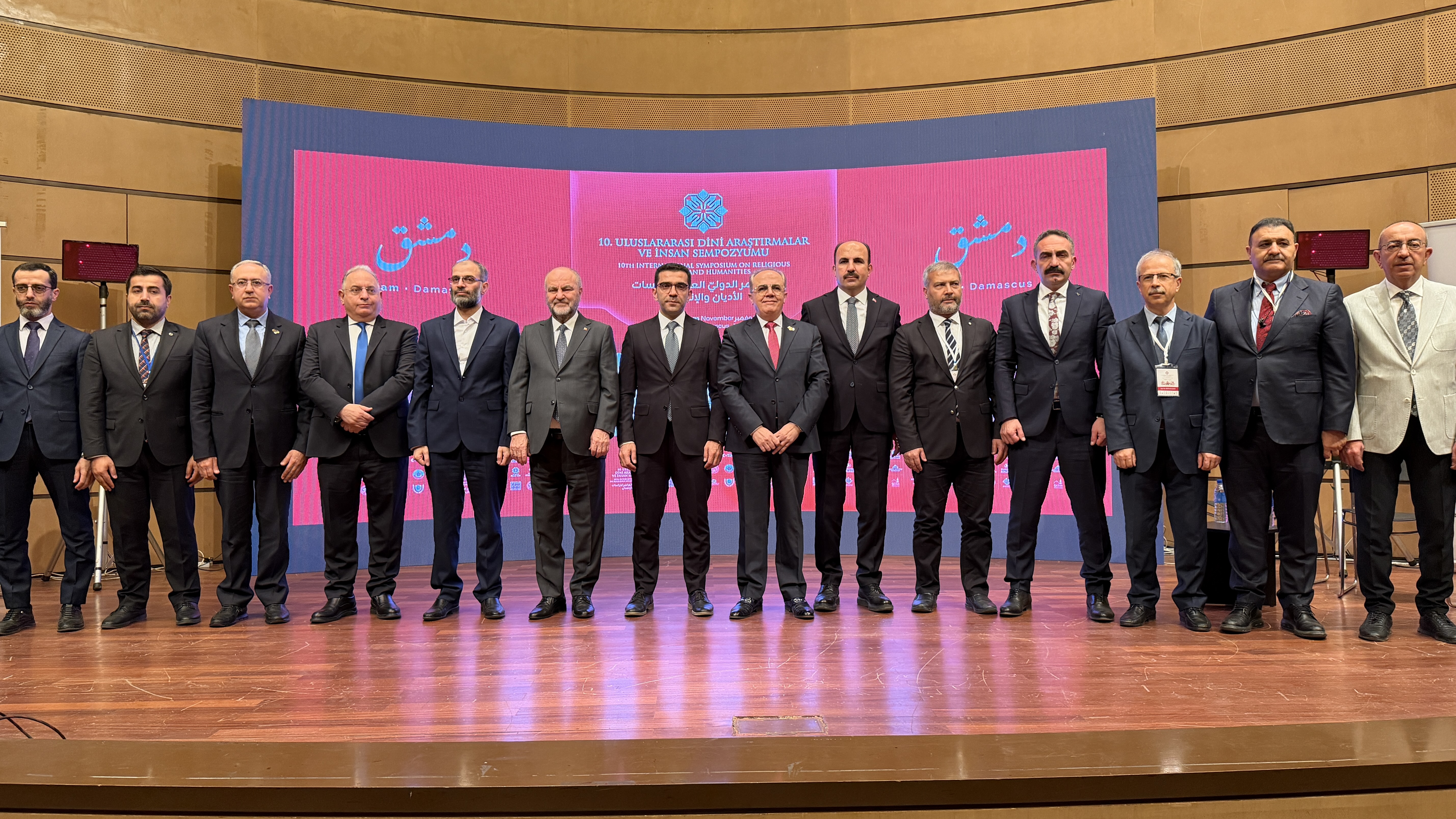 BAŞKAN ALTAY ŞAM’DA DÜZENLENEN 10. ULUSLARARASI DİNİ ARAŞTIRMALAR VE İNSAN SEMPOZYUMU’NDA KONUŞTU: “İNŞALLAH SEMPOZYUMUN 11.SİNİ GAZZE’DE, 12.SİNİ DE KUDÜS’TE YAPMAYI RABBİM BİZE GÖSTERSİN”
