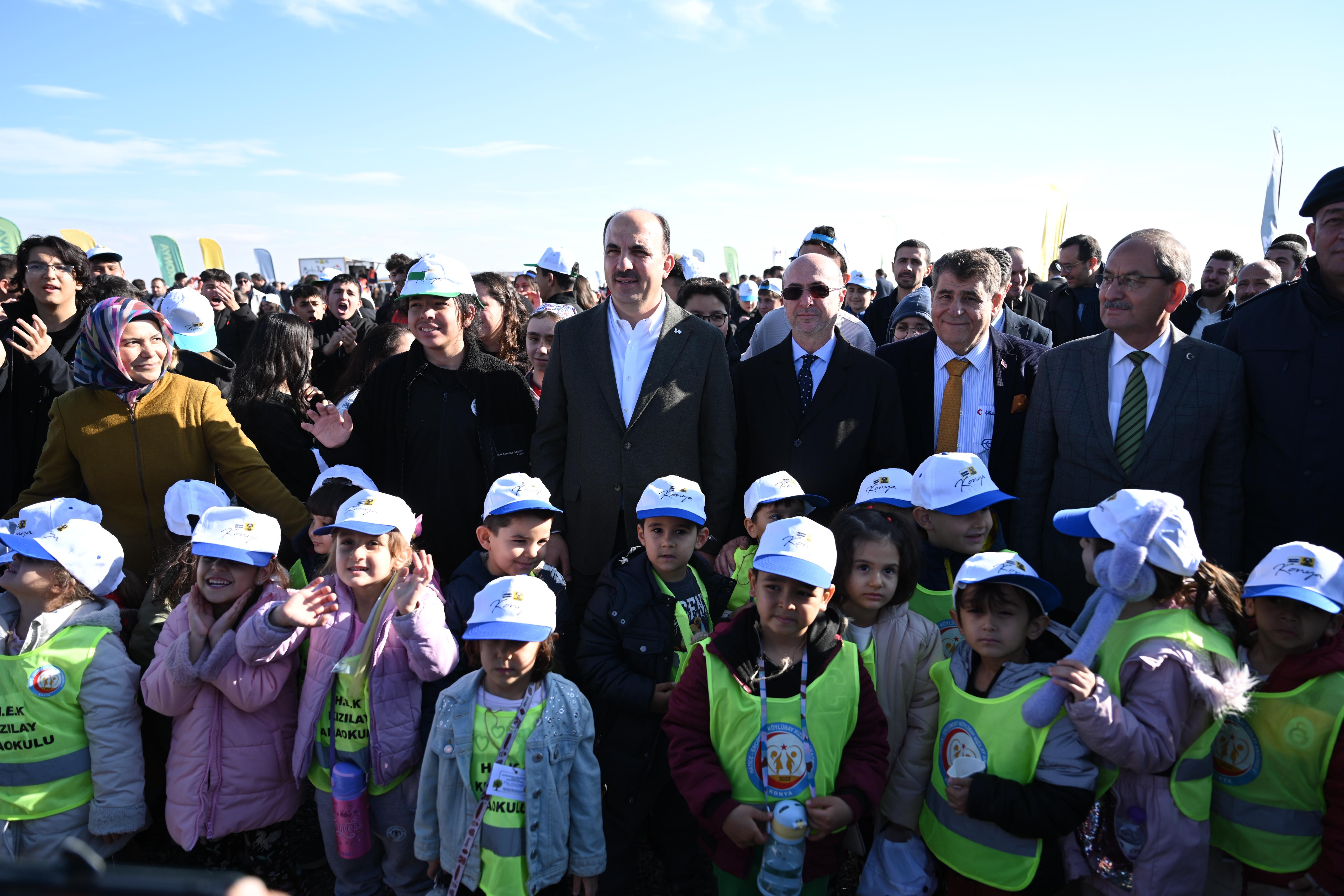 BAŞKAN ALTAY “GELECEĞE NEFES KONYA’YA HAYAT” PROGRAMINDA ÖĞRENCİLERLE FİDAN DİKTİ