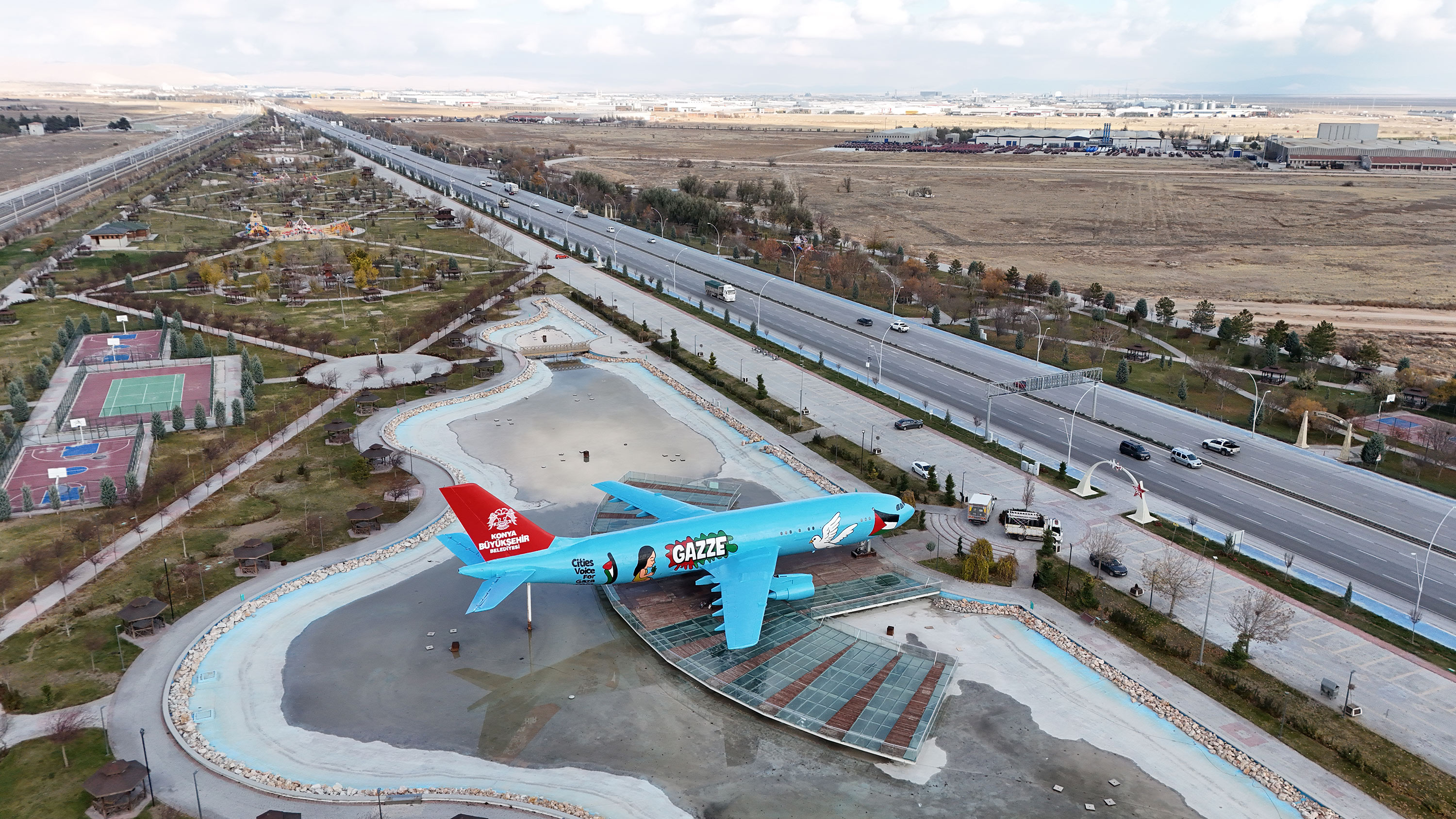 KONYA BÜYÜKŞEHİR, ŞEHRE GELENLERİ “GAZZE” MESAJIYLA KARŞILIYOR