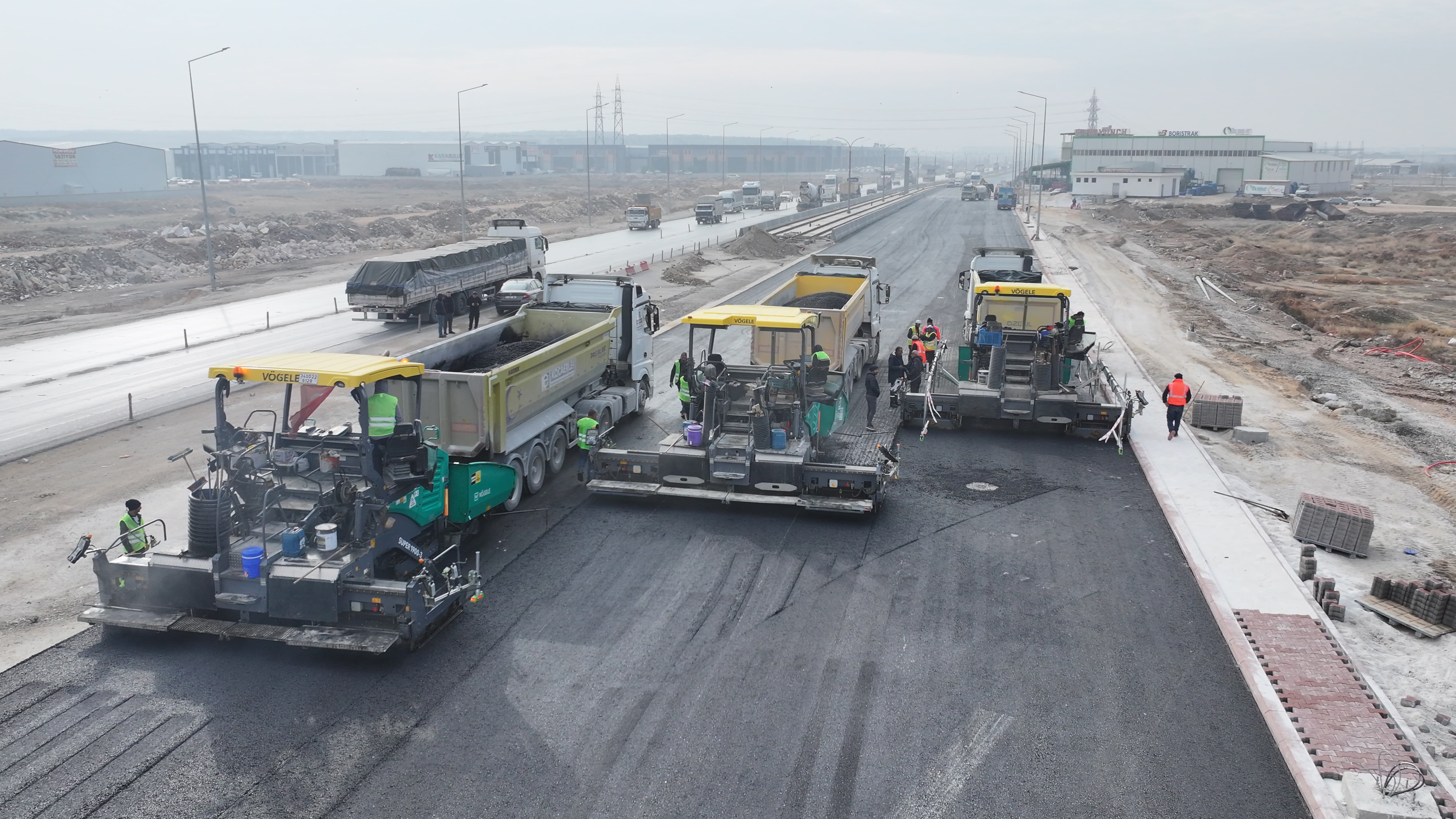 KONYA BÜYÜKŞEHİR TRAMVAY HATTI ÇALIŞMALARI DEVAM EDEN ASLIM CADDESİ’NDE YOĞUN ASFALTLAMA ÇALIŞMASI YAPIYOR