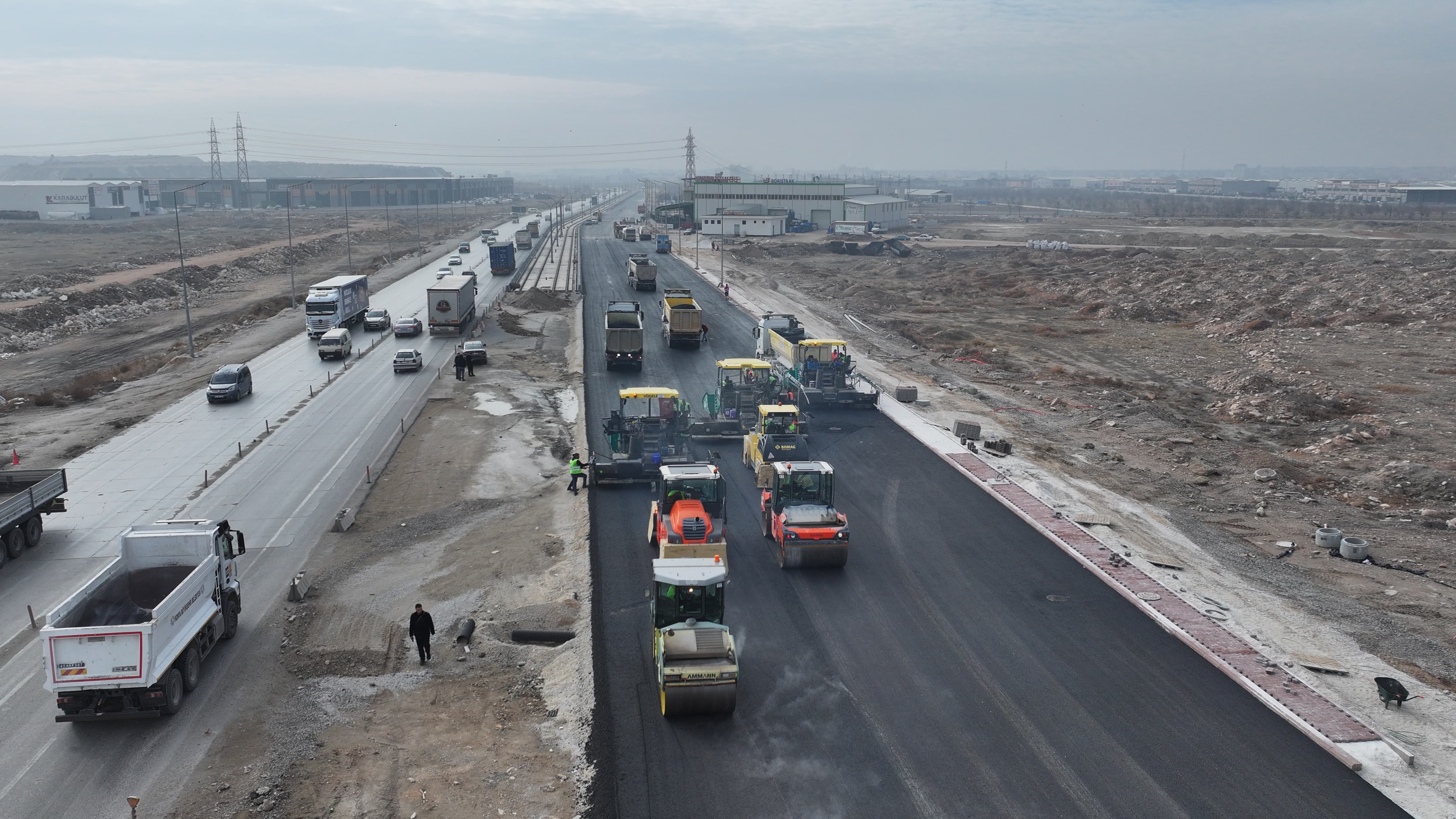 KONYA BÜYÜKŞEHİR TRAMVAY HATTI ÇALIŞMALARI DEVAM EDEN ASLIM CADDESİ’NDE YOĞUN ASFALTLAMA ÇALIŞMASI YAPIYOR
