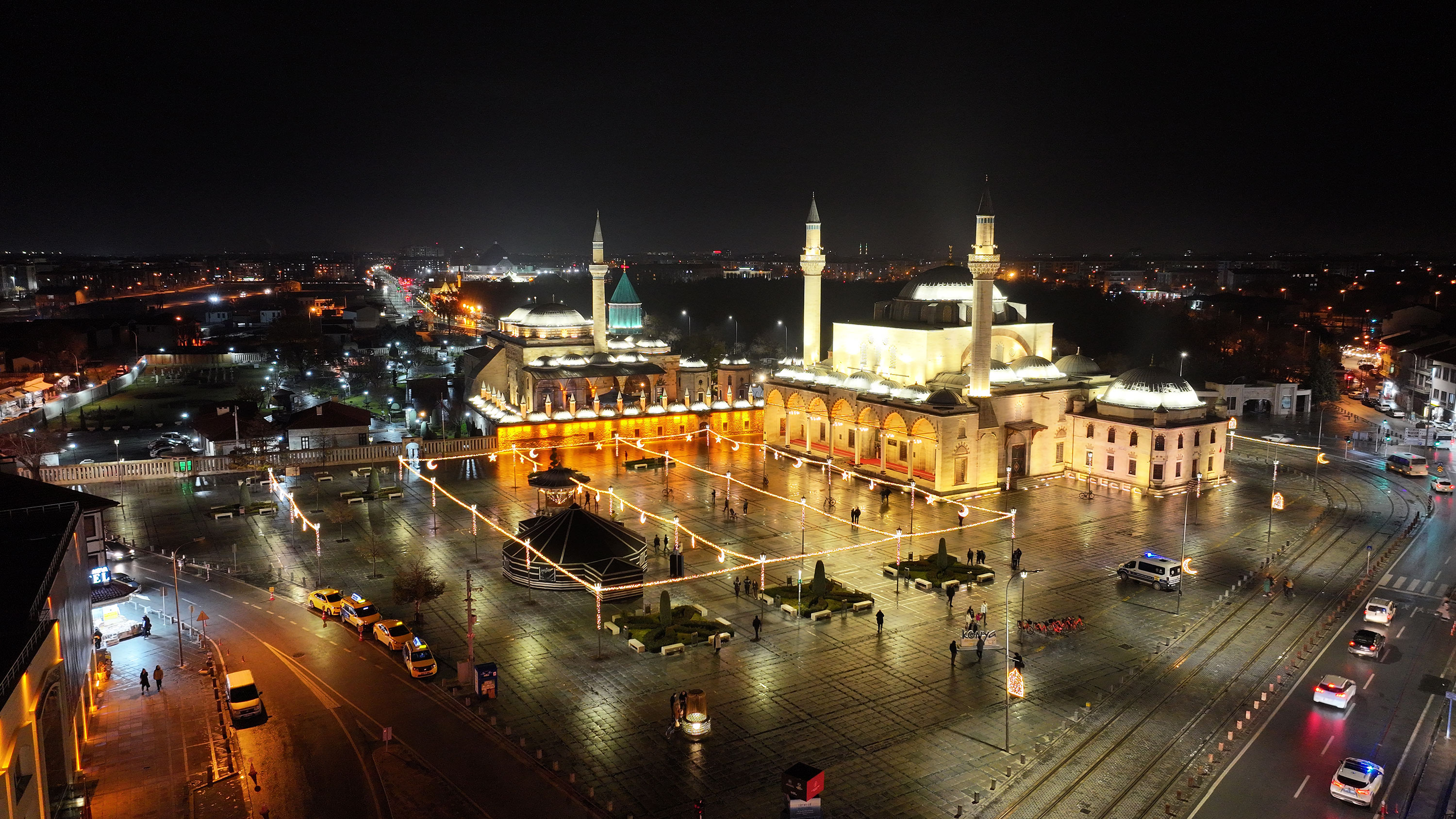 KONYA BÜYÜKŞEHİR’İN ŞEB-İ ARUS HAFTASINA ÖZEL AYDINLATMALARI ŞEHRİ RENKLENDİRDİ
