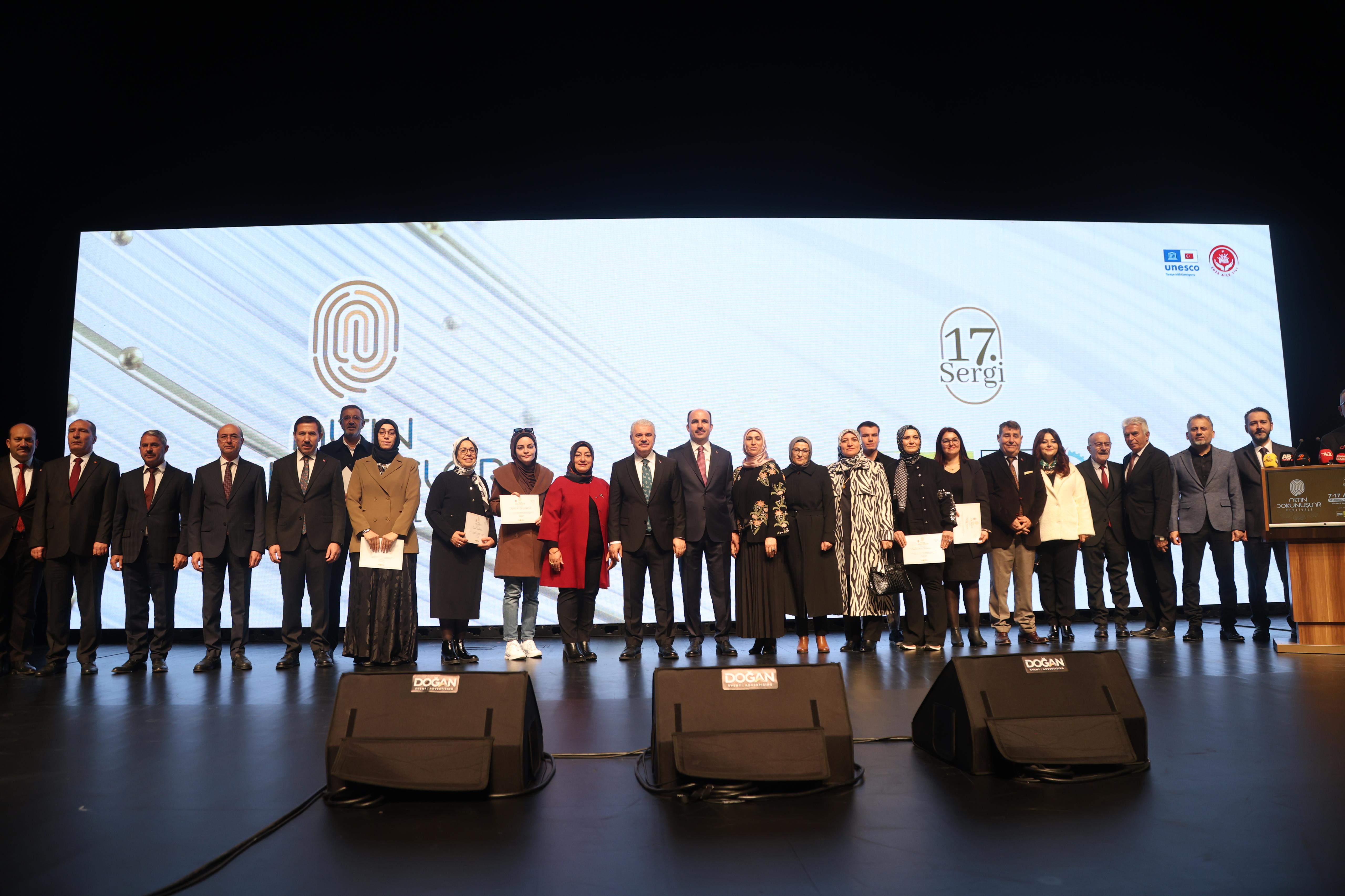 VALİ AKIN İLE BAŞKAN ALTAY 17. ALTIN DOKUNUŞLAR FESTİVALİ’Nİ VE GAZZE KERMESİ’Nİ AÇTI