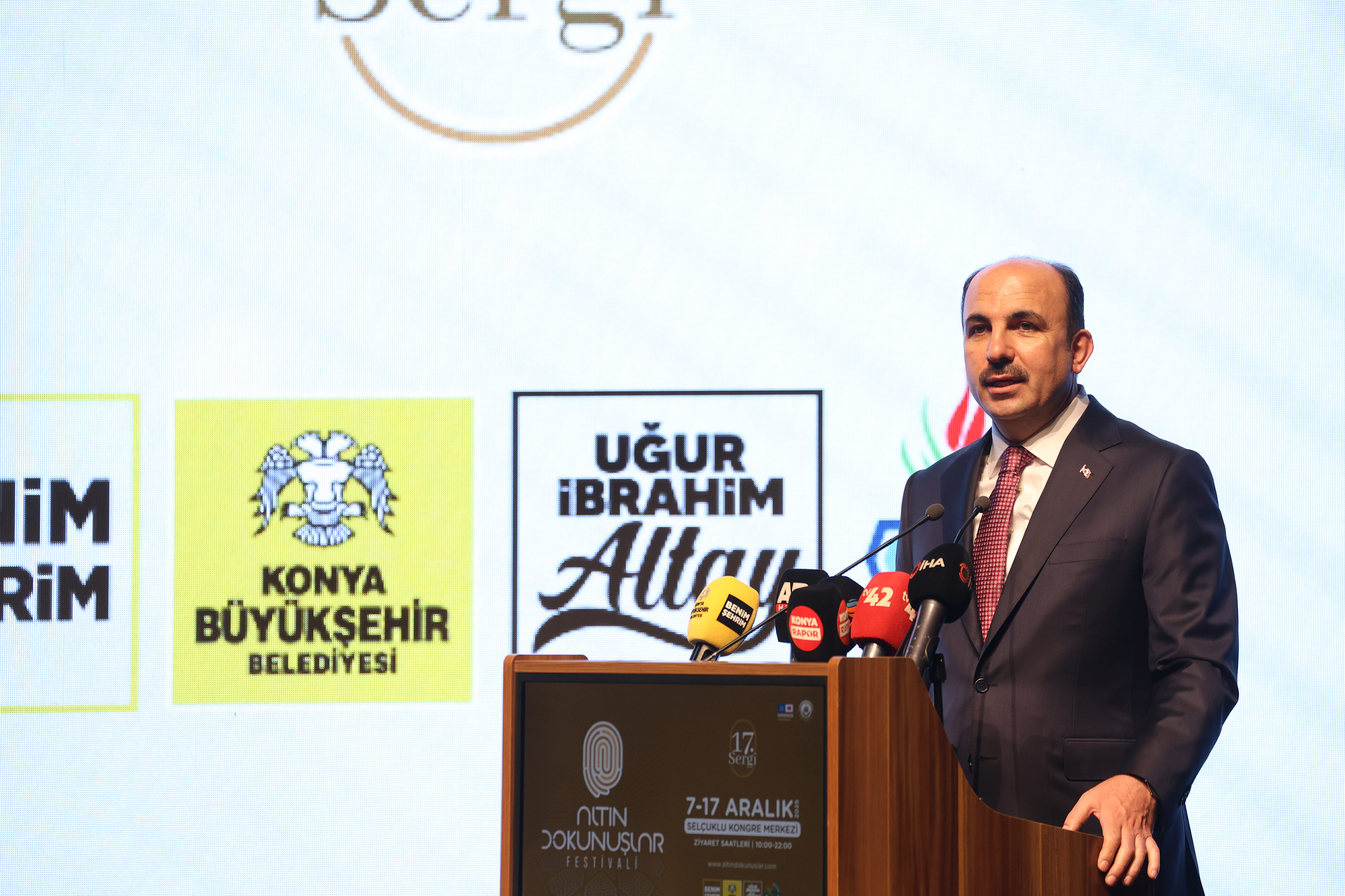 VALİ AKIN İLE BAŞKAN ALTAY 17. ALTIN DOKUNUŞLAR FESTİVALİ’Nİ VE GAZZE KERMESİ’Nİ AÇTI