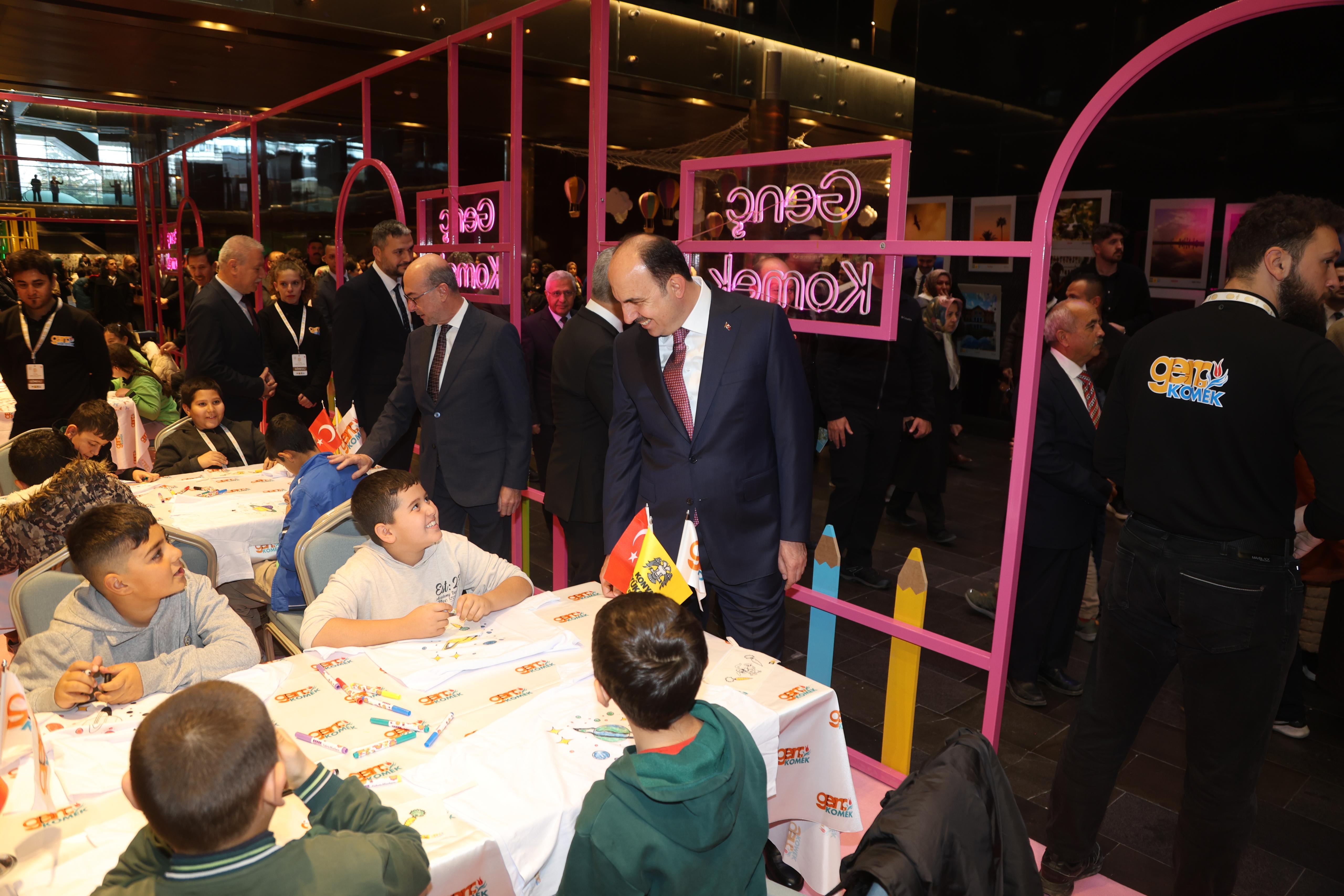 VALİ AKIN İLE BAŞKAN ALTAY 17. ALTIN DOKUNUŞLAR FESTİVALİ’Nİ VE GAZZE KERMESİ’Nİ AÇTI