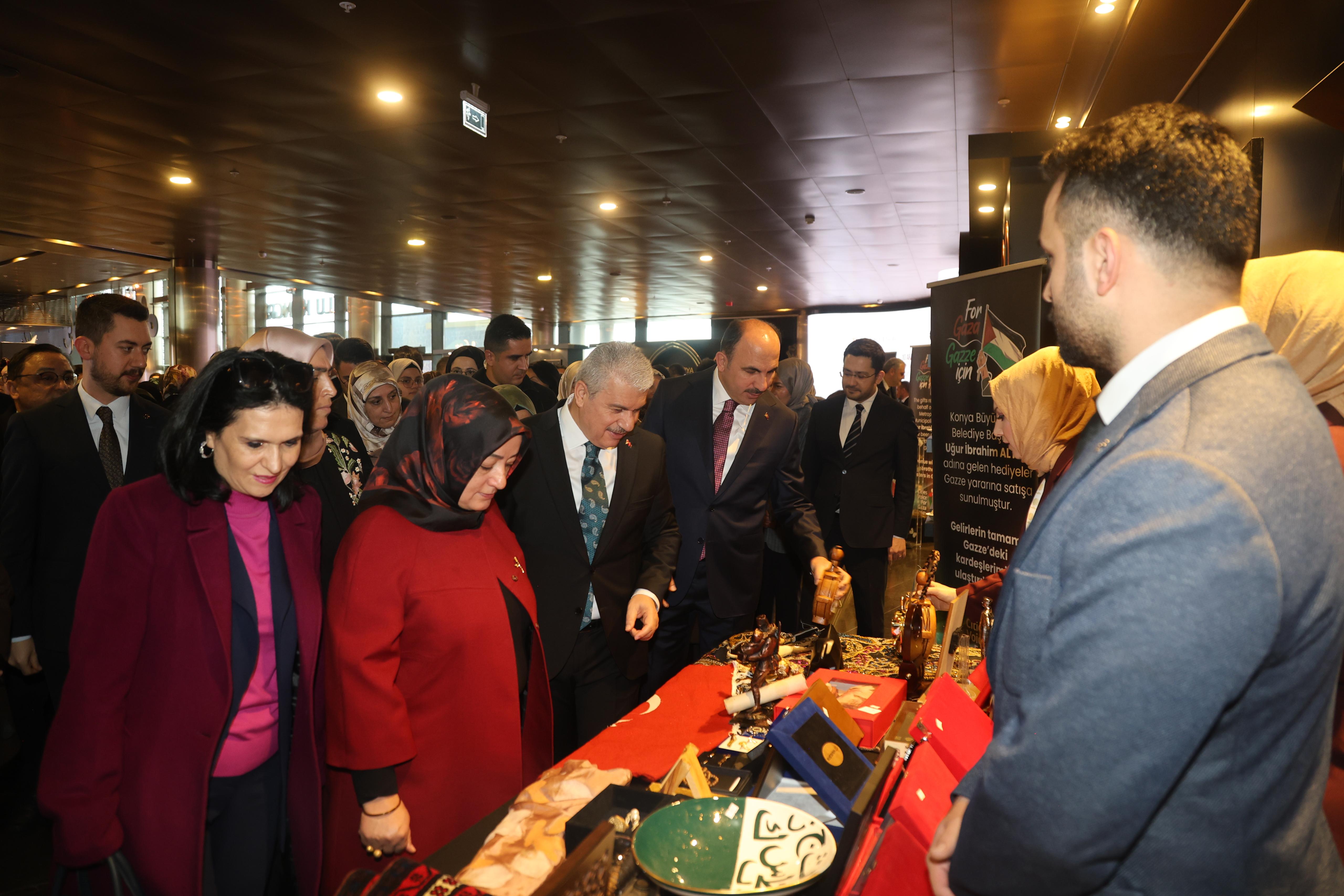 VALİ AKIN İLE BAŞKAN ALTAY 17. ALTIN DOKUNUŞLAR FESTİVALİ’Nİ VE GAZZE KERMESİ’Nİ AÇTI