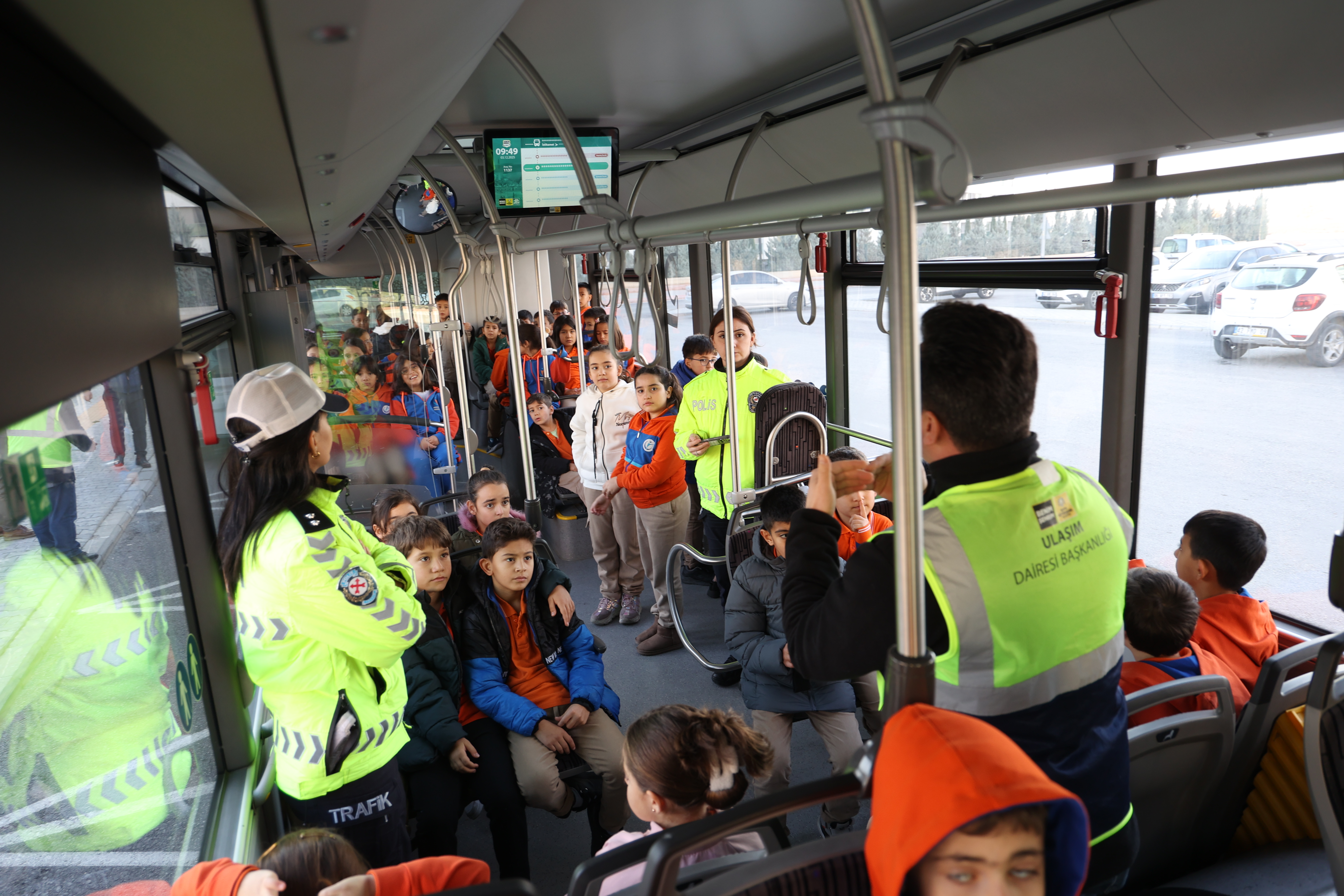 KONYA BÜYÜKŞEHİR’İN NEZAKET OTOBÜSÜ ÖĞRENCİLERE TRAFİK KÜLTÜRÜNÜ AŞILIYOR