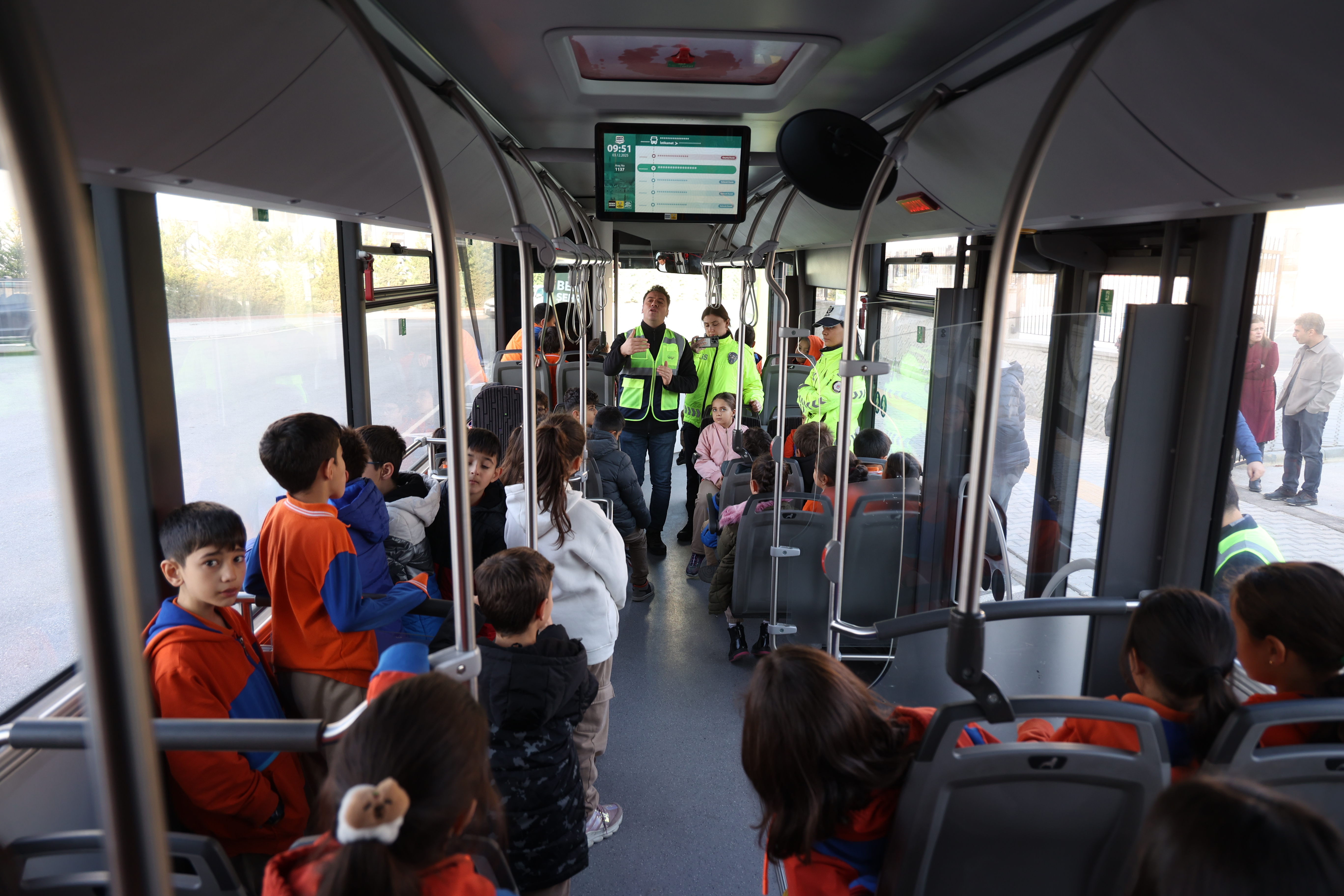 KONYA BÜYÜKŞEHİR’İN NEZAKET OTOBÜSÜ ÖĞRENCİLERE TRAFİK KÜLTÜRÜNÜ AŞILIYOR