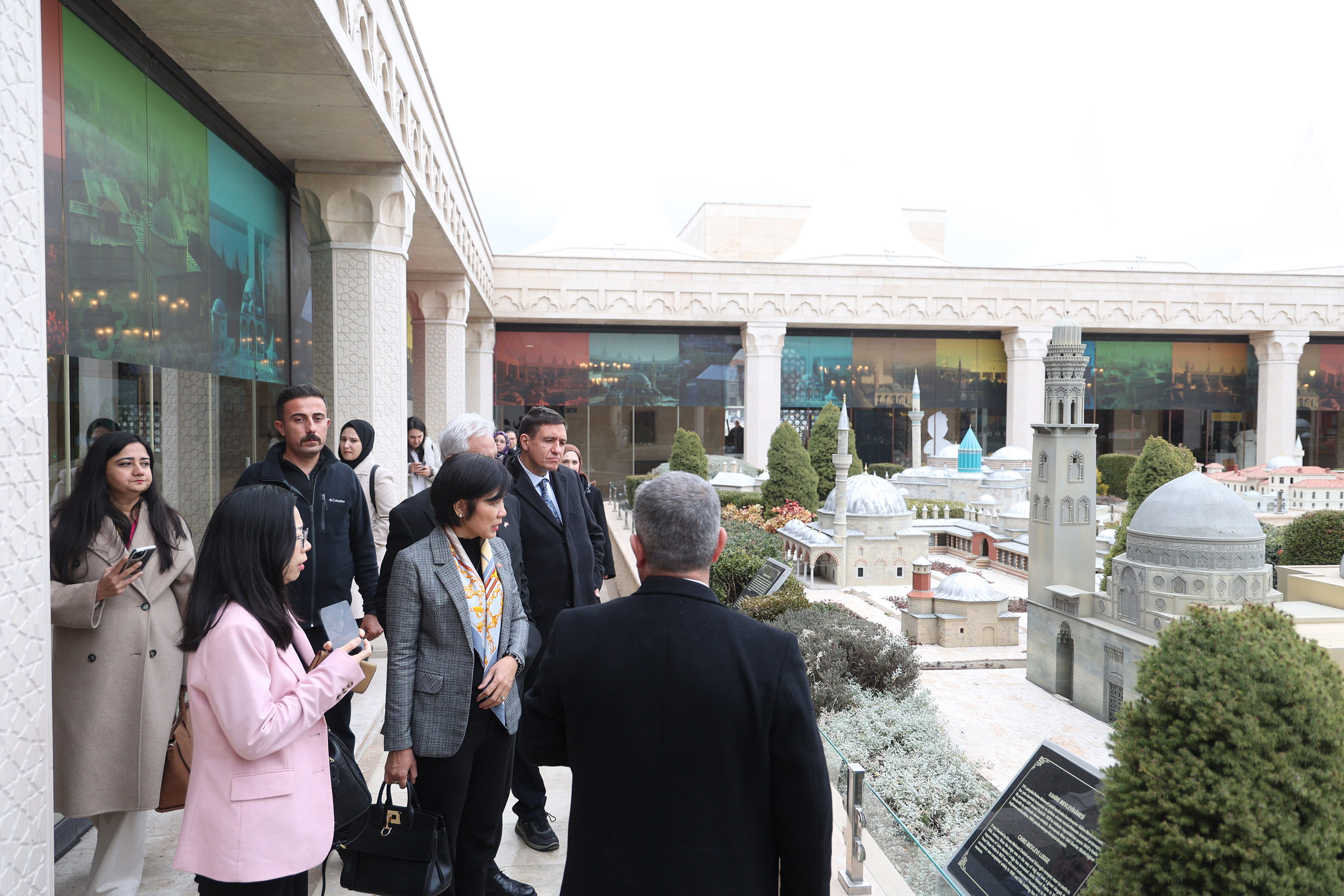 VALİ AKIN İLE BAŞKAN ALTAY YABANCI ÜLKELERİN BÜYÜKELÇİLERİNİ VE EŞLERİNİ AĞIRLADI