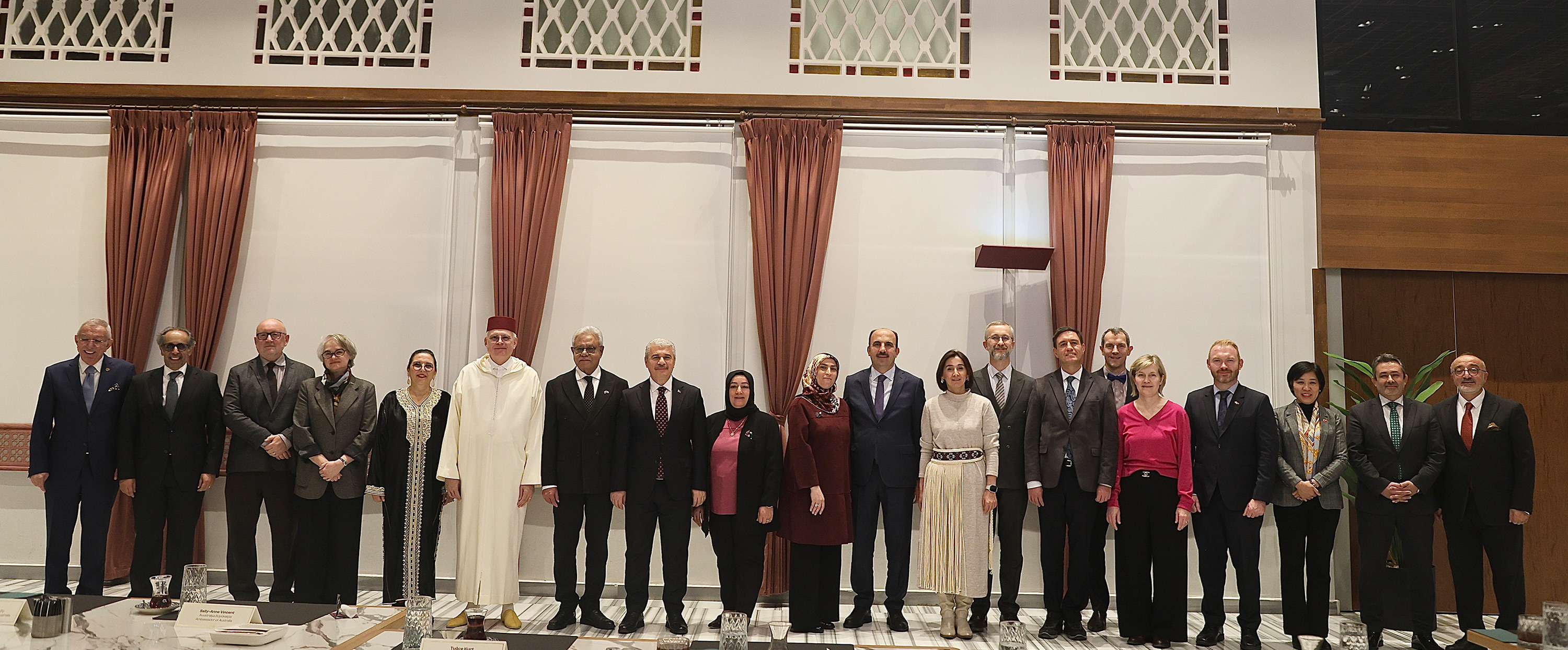 VALİ AKIN İLE BAŞKAN ALTAY YABANCI ÜLKELERİN BÜYÜKELÇİLERİNİ VE EŞLERİNİ AĞIRLADI
