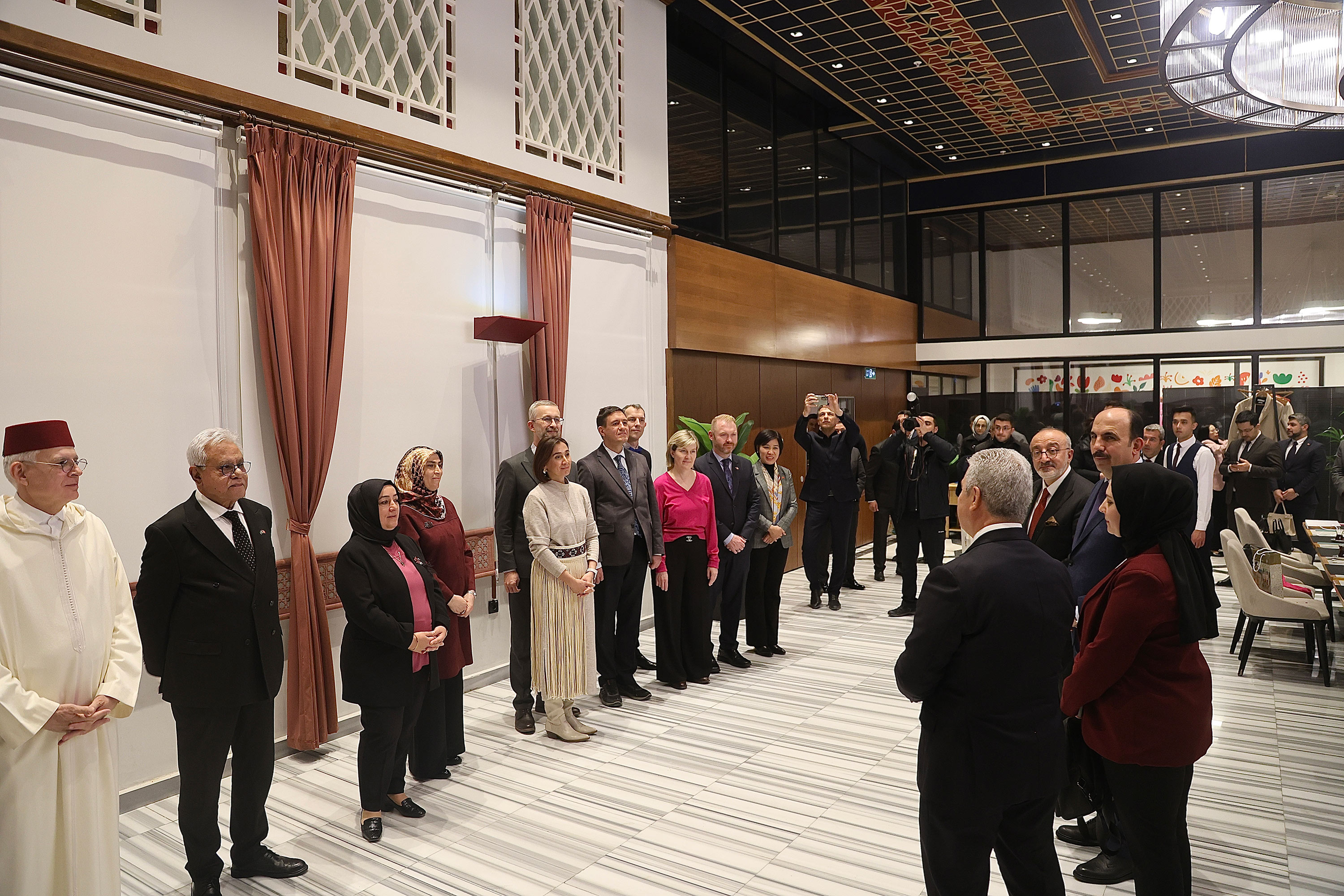 VALİ AKIN İLE BAŞKAN ALTAY YABANCI ÜLKELERİN BÜYÜKELÇİLERİNİ VE EŞLERİNİ AĞIRLADI