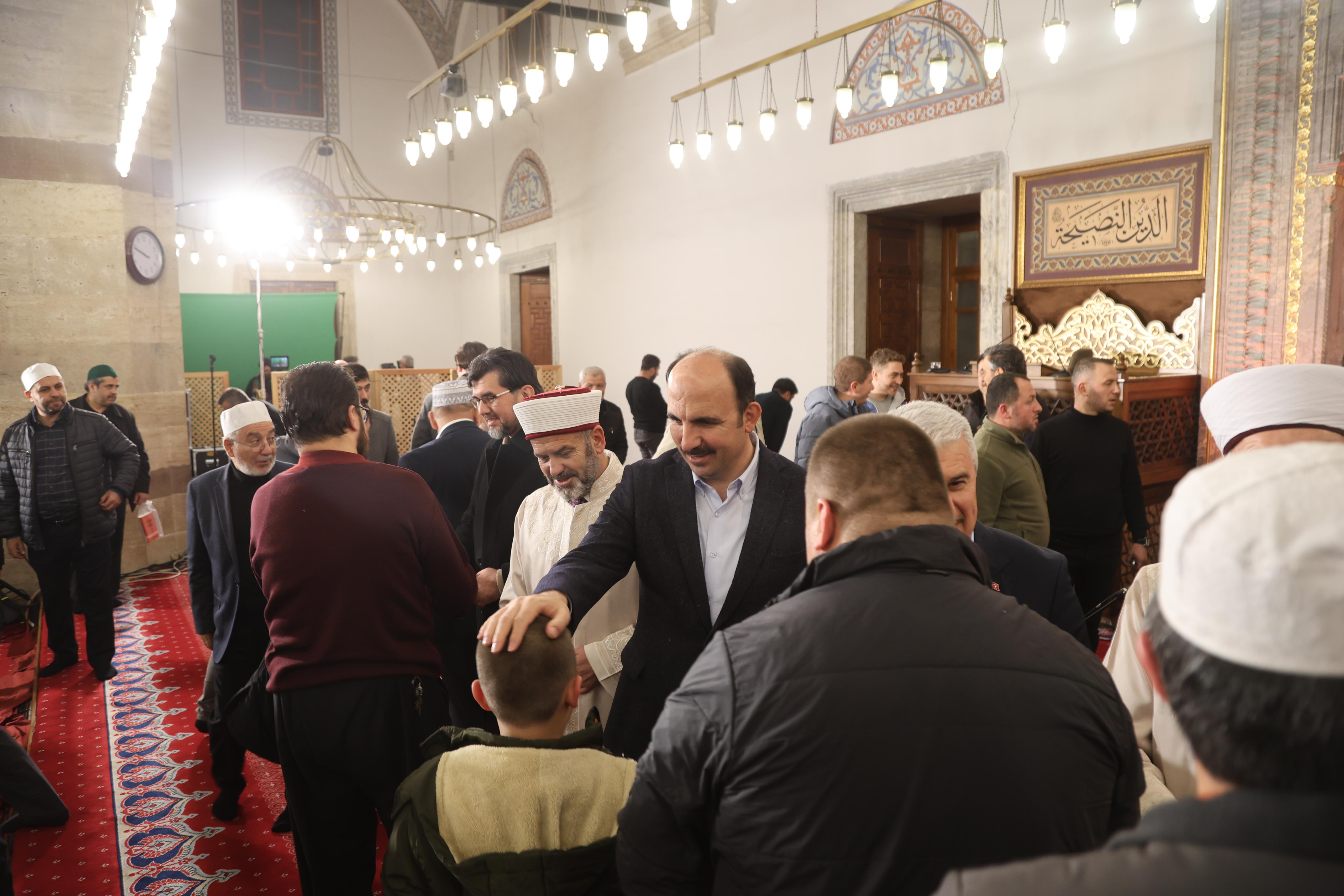 VALİ AKIN VE BAŞKAN ALTAY REGAİP KANDİLİNDE KONYALILARLA BULUŞTU