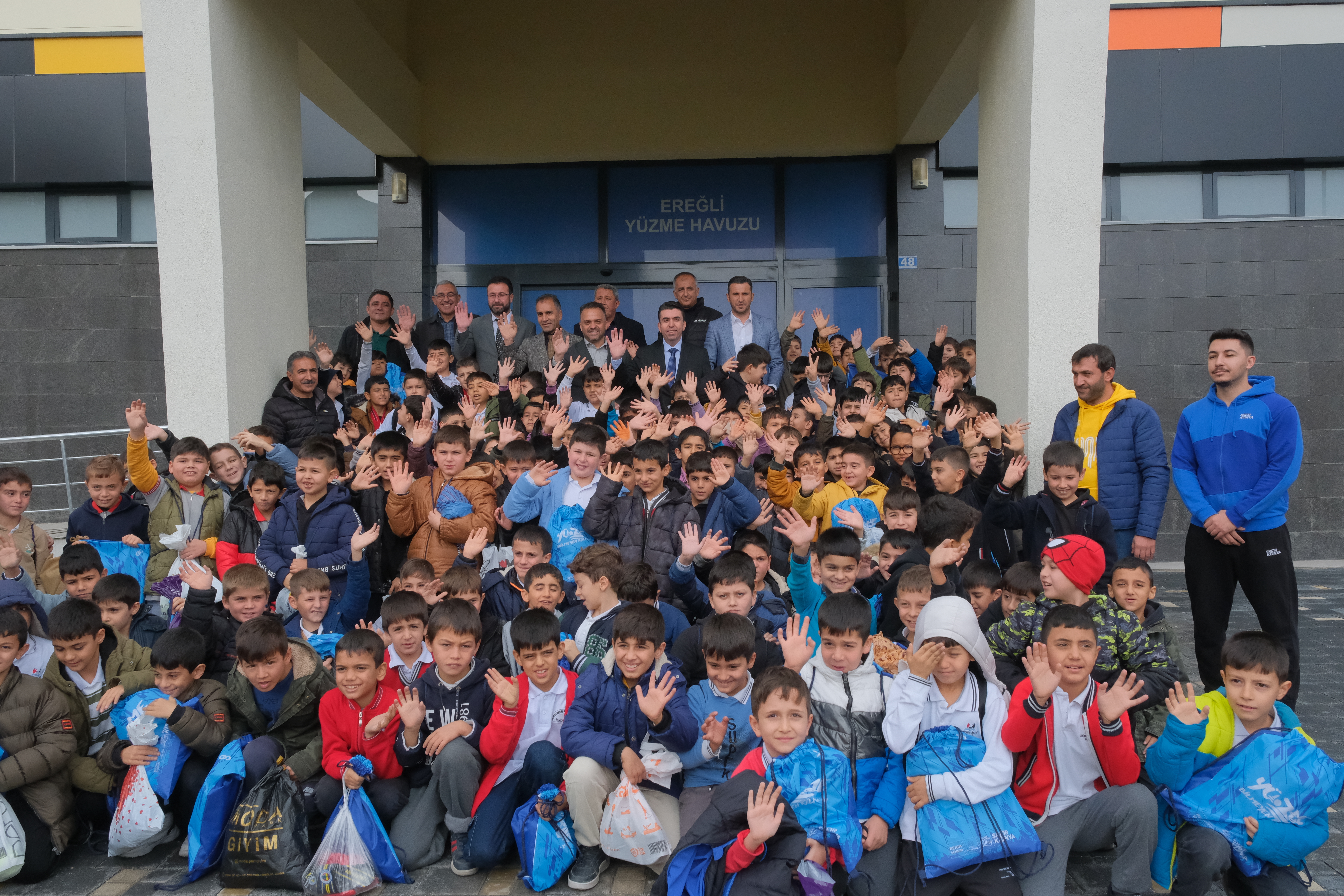 BAŞKAN ALTAY: “20 İLÇEDE 15 BİN ÇOCUĞUMUZ ‘YÜZME BİLMEYEN KALMASIN’ EĞİTİMLERİNE KATILIYOR”