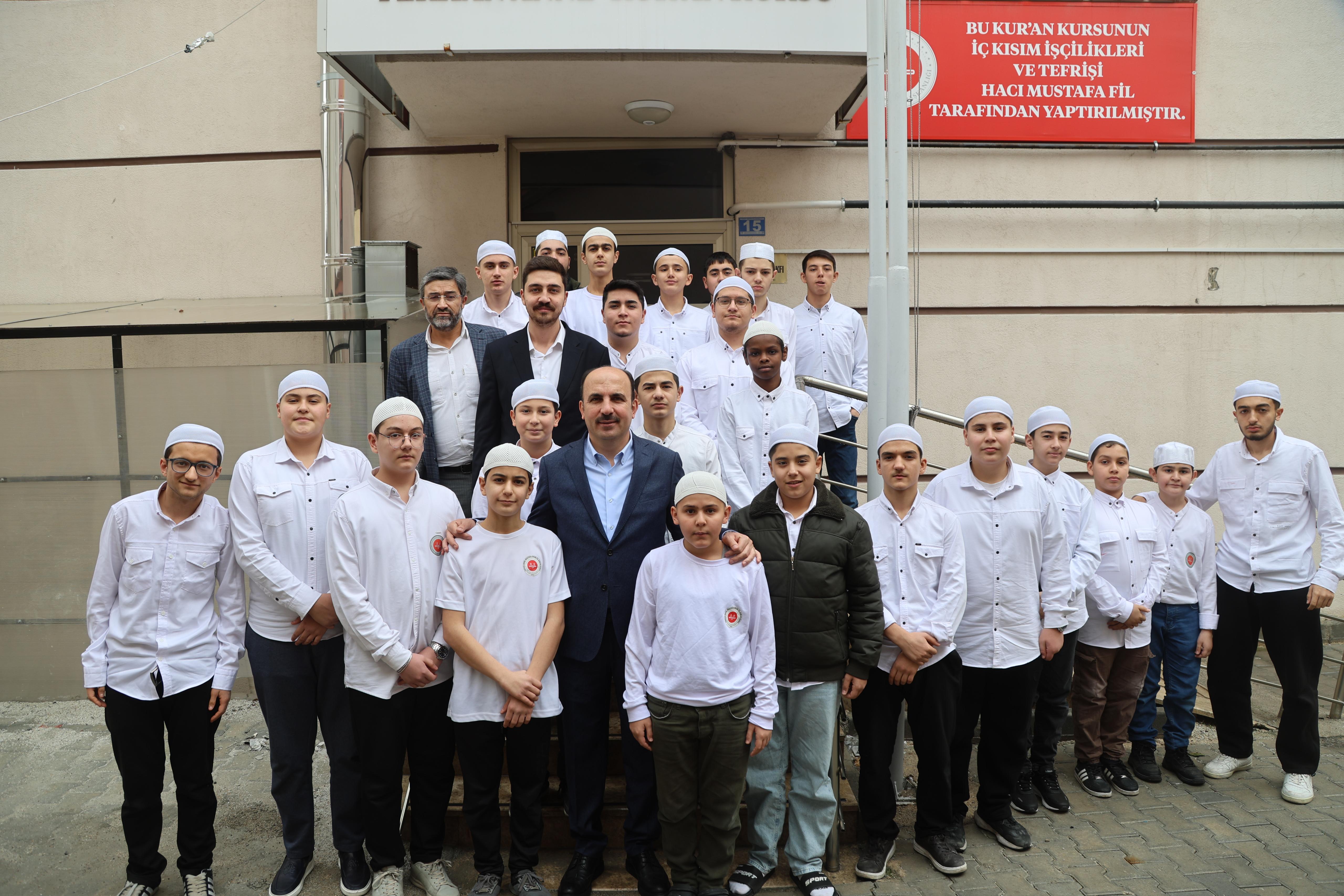 BAŞKAN ALTAY YILIN SON GÜNÜNDE HAFIZLIK ÖĞRENCİLERİYLE BİR ARAYA GELDİ