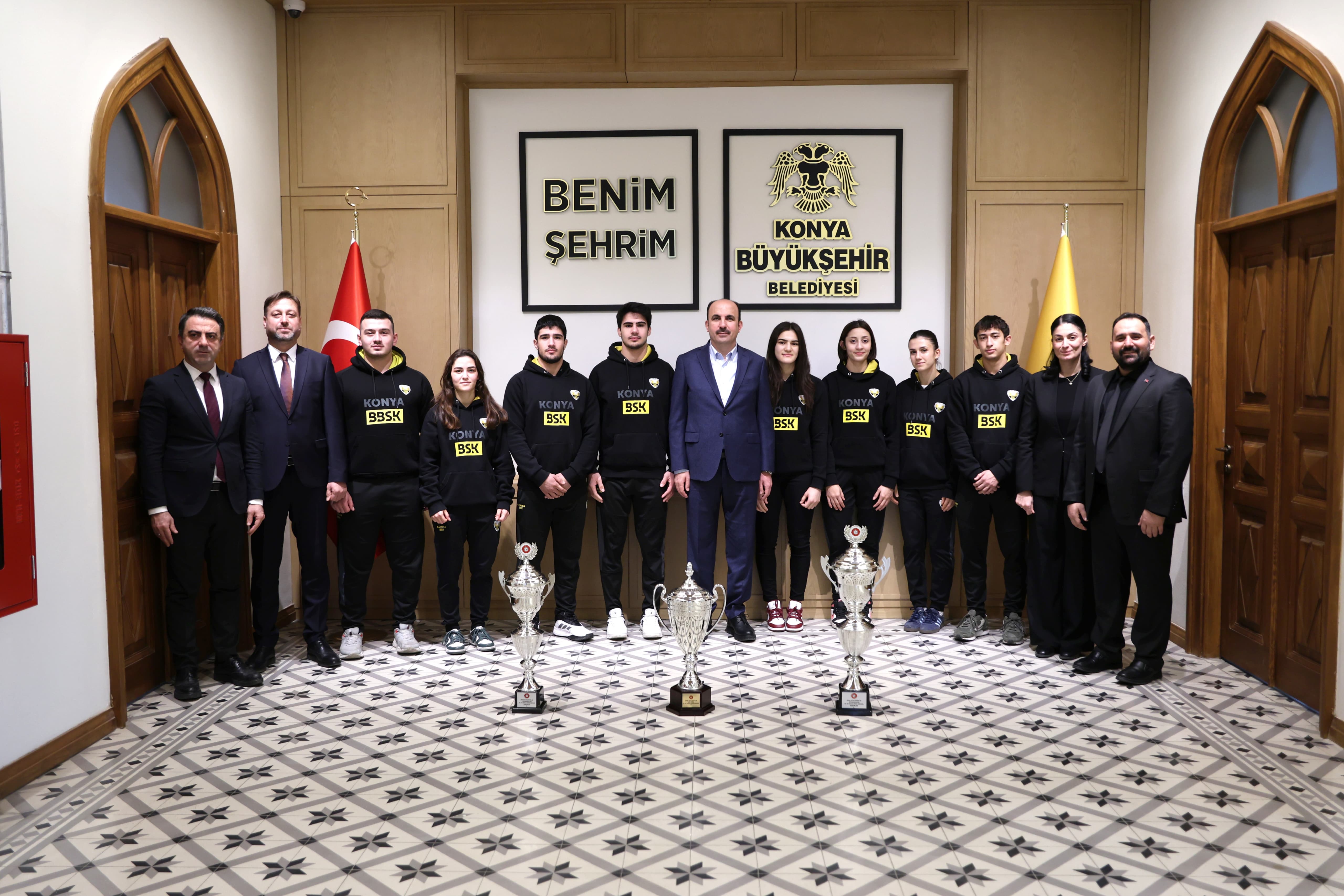 KONYA BÜYÜKŞEHİR’İN BAŞARILI JUDOCULARI 2025’TE KAZANDIKLARI KUPALARI BAŞKAN ALTAY’A TAKDİM ETTİ