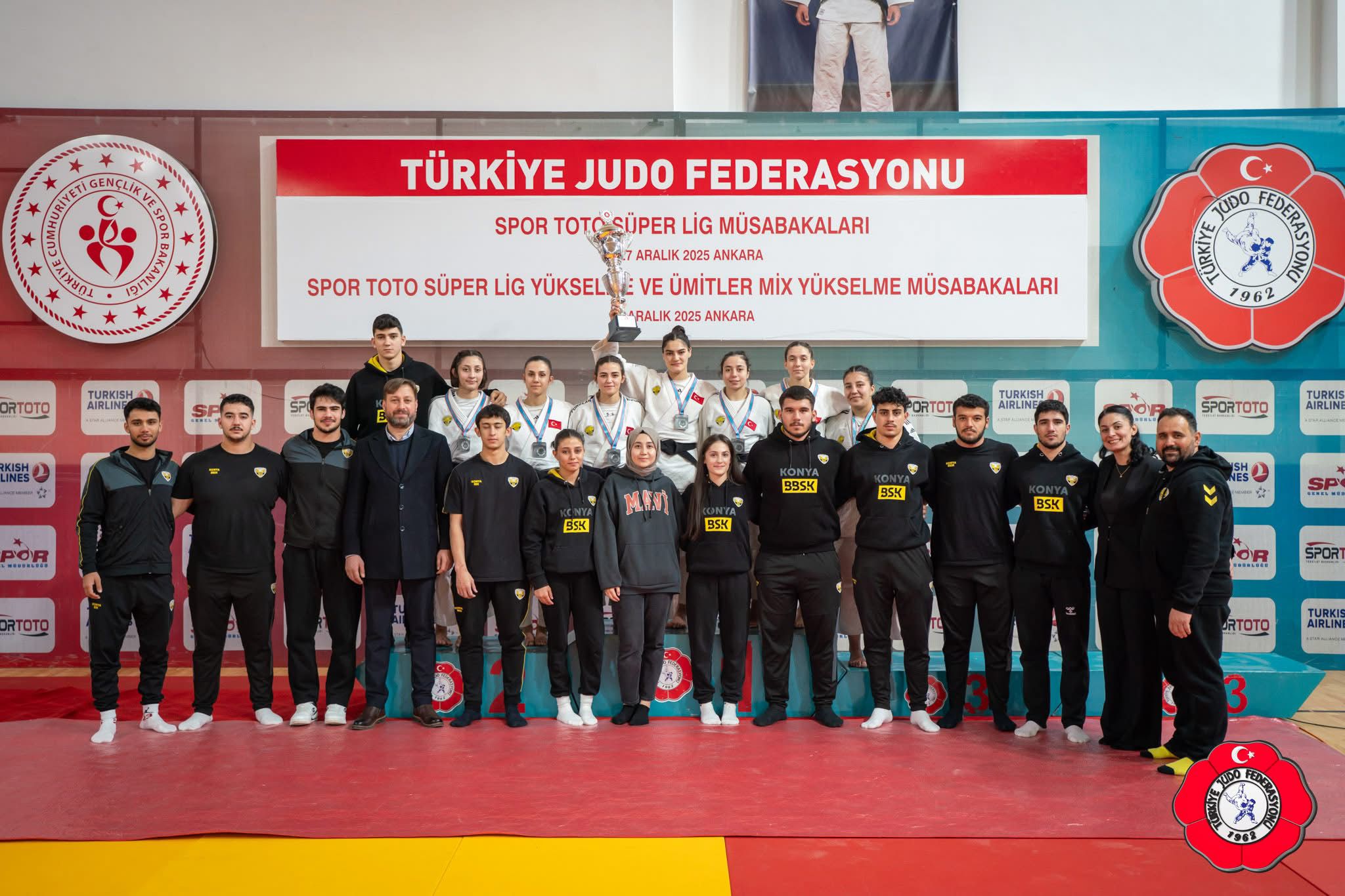 KONYA BÜYÜKŞEHİR’İN BAŞARILI JUDOCULARI 2025’TE KAZANDIKLARI KUPALARI BAŞKAN ALTAY’A TAKDİM ETTİ