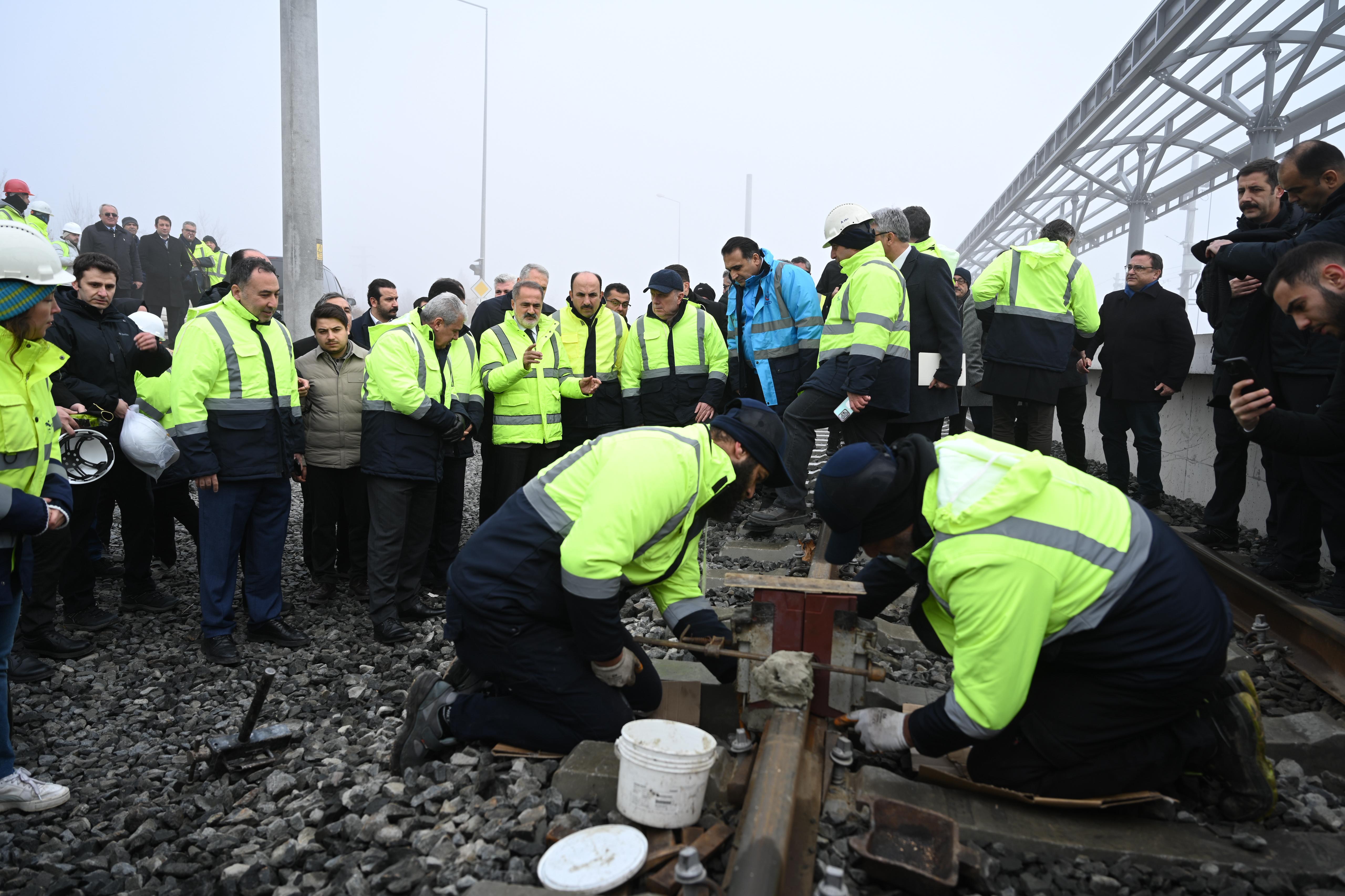 KONYARAY BANLİYÖ HATTI’NDA RAY BİRLEŞTİRME KAYNAK PROGRAMI YAPILDI