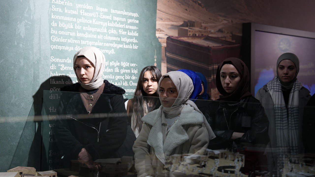 LİMA ÖĞRENCİLERİ TAŞ BİNA’DAKİ SİYER SERGİSİ’Nİ ZİYARET ETTİ