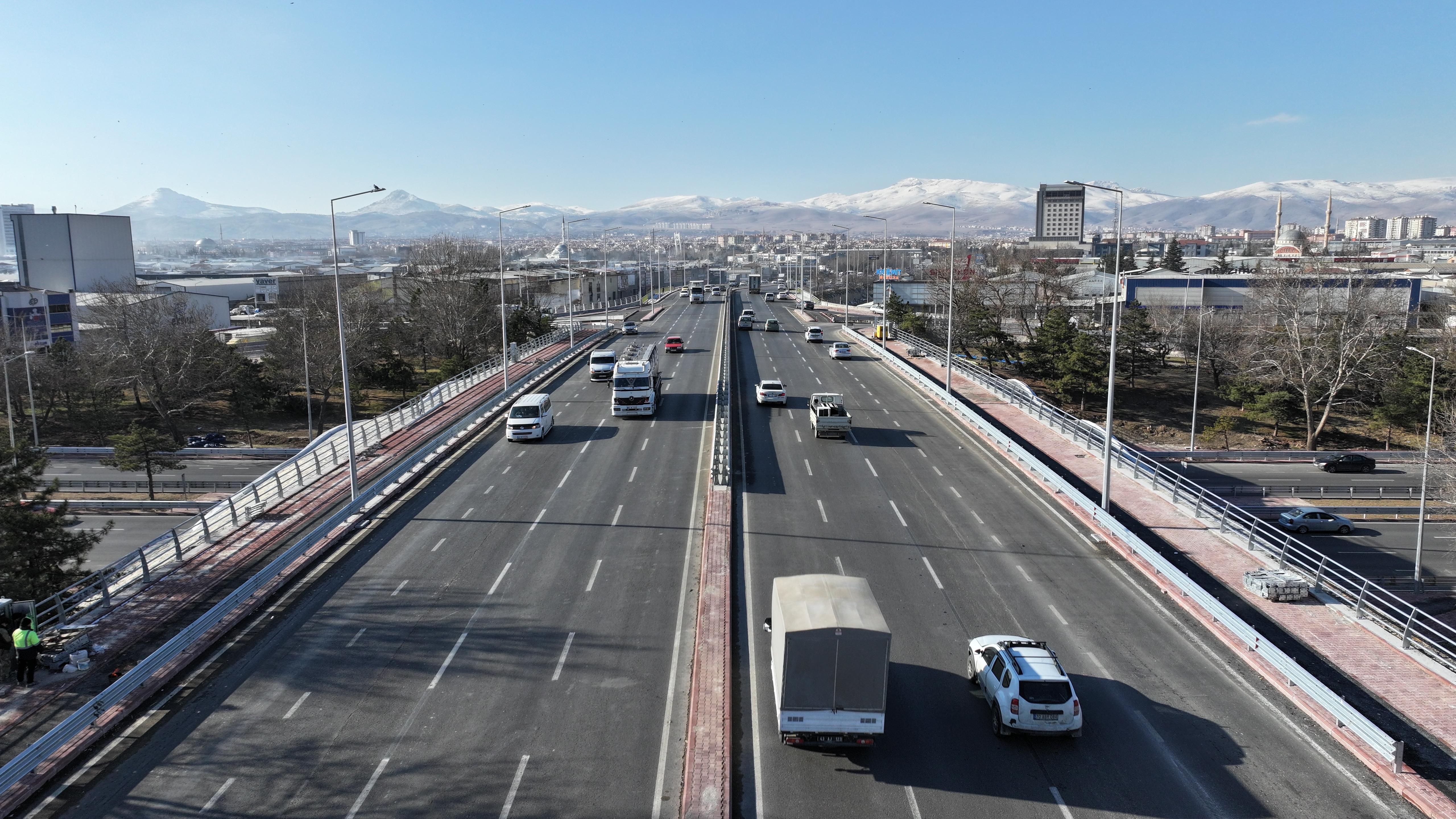 ŞERİT SAYISI İKİ KATINA ÇIKARILAN MARANGOZLAR KÖPRÜLÜ KAVŞAĞI İLE TRAFİK DAHA GÜVENLİ VE DAHA AKICI HALE GELMİŞTİR