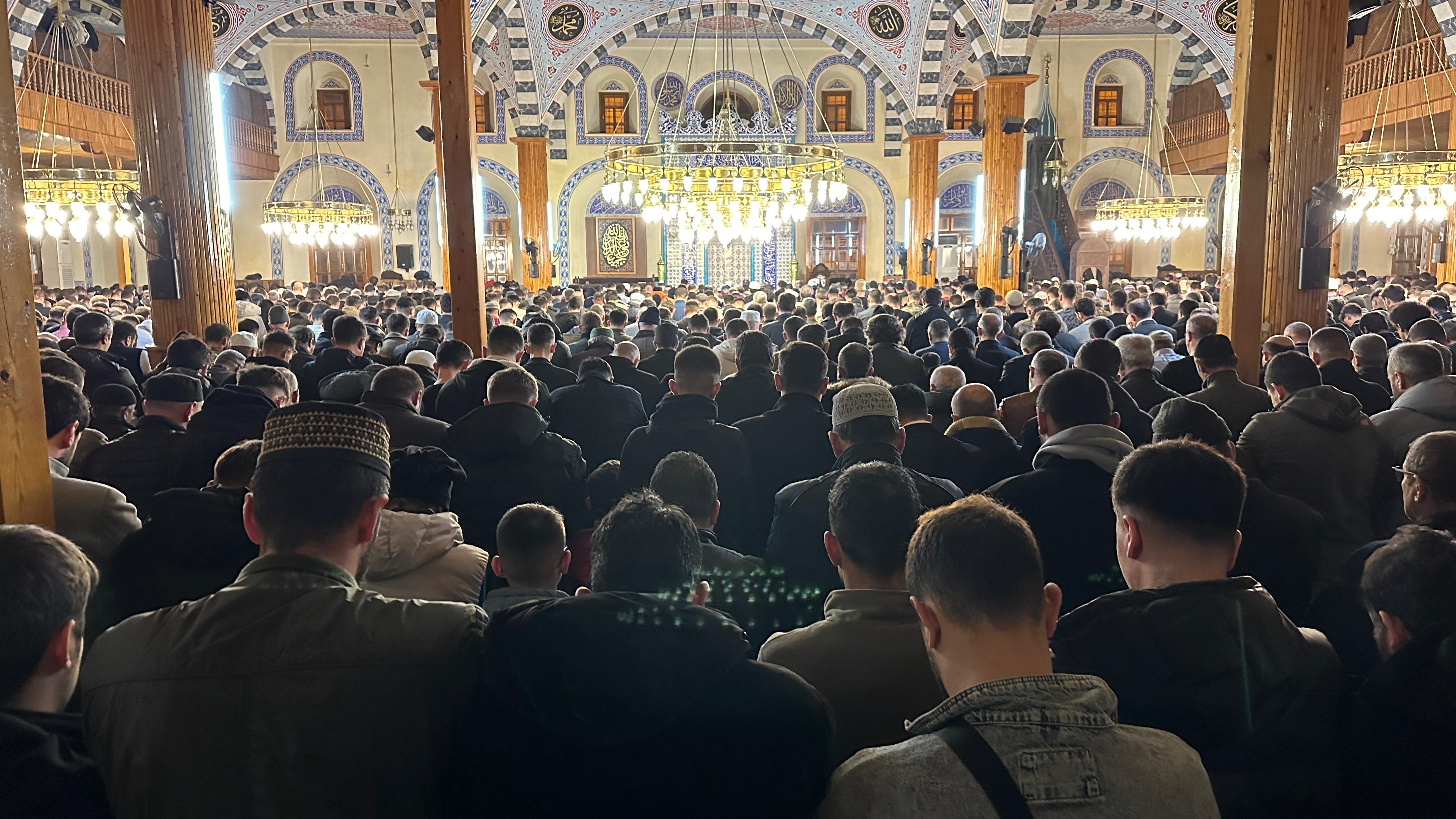 BAŞKAN ALTAY KONYALILARIN BERAT KANDİLİ BEREKETİNE EŞLİK ETTİ