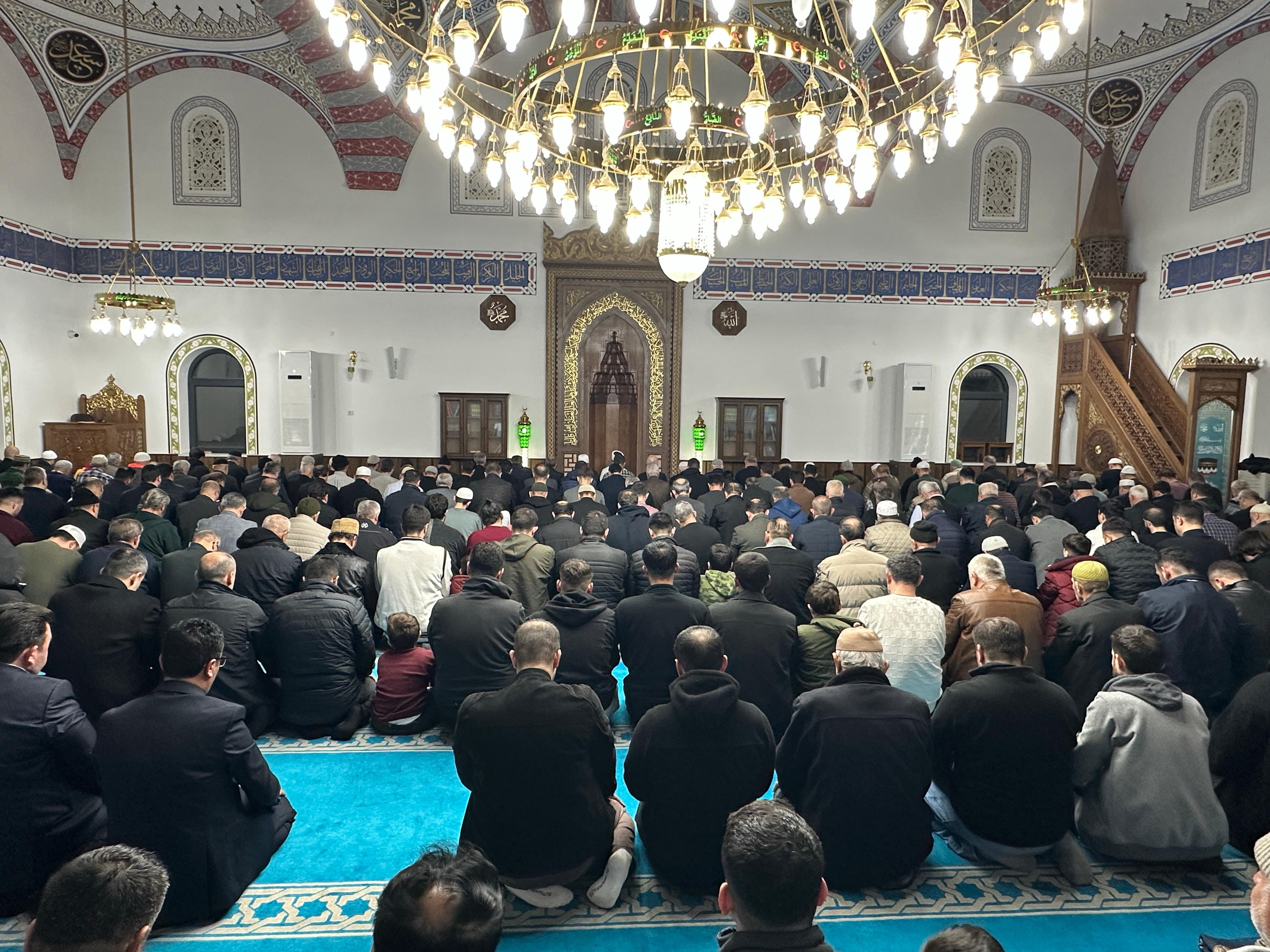 BAŞKAN ALTAY VE BAŞKAN KAVUŞ KONYALILARIN İLK TERAVİH NAMAZI HEYECANINA ORTAK OLDU