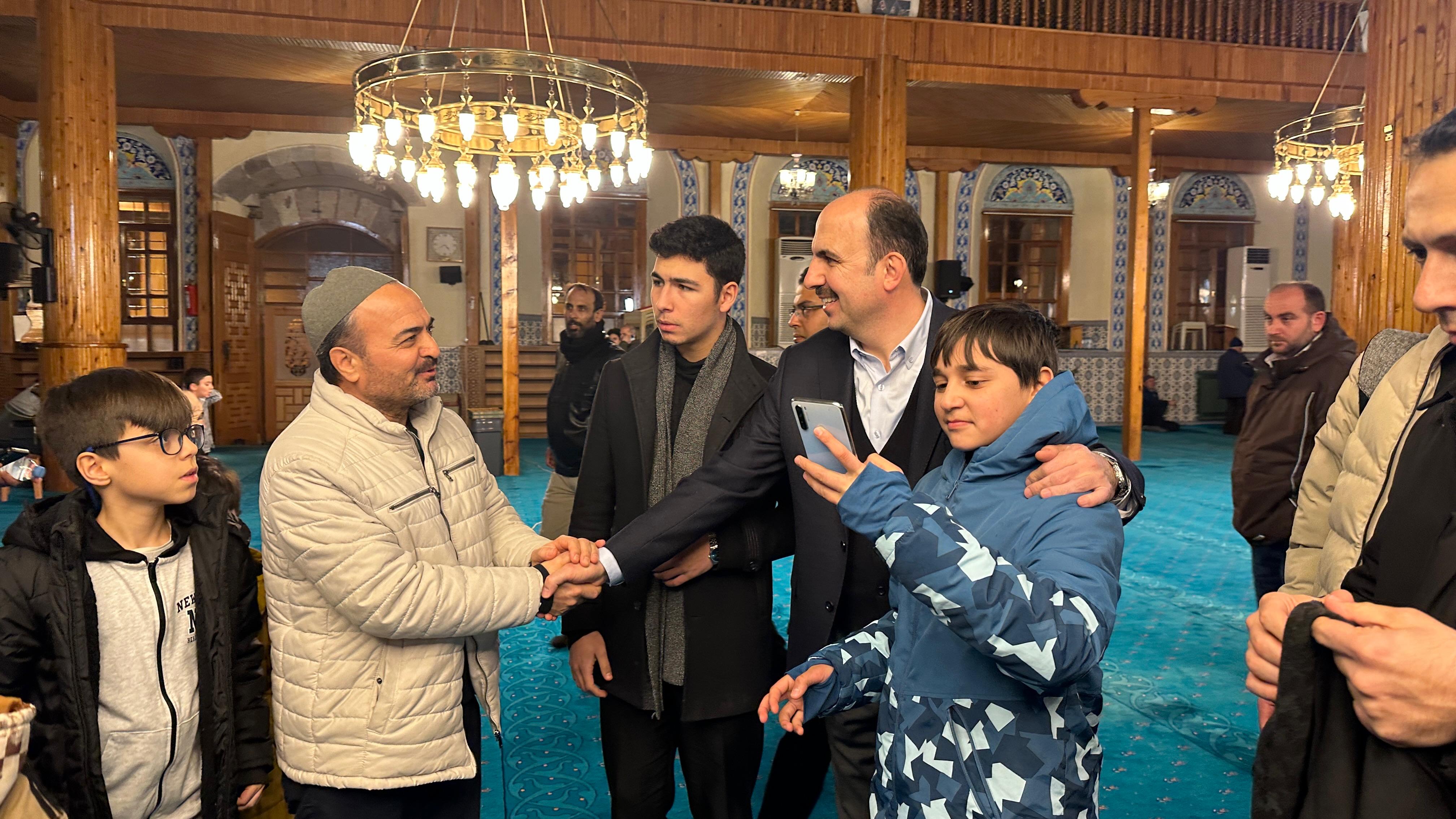 BAŞKAN ALTAY KAPI CAMİİ’NDE GELENEK OLARAK SÜRDÜRÜLEN “ÜMMET İFTARI”NIN BEREKETİNE ORTAK OLDU