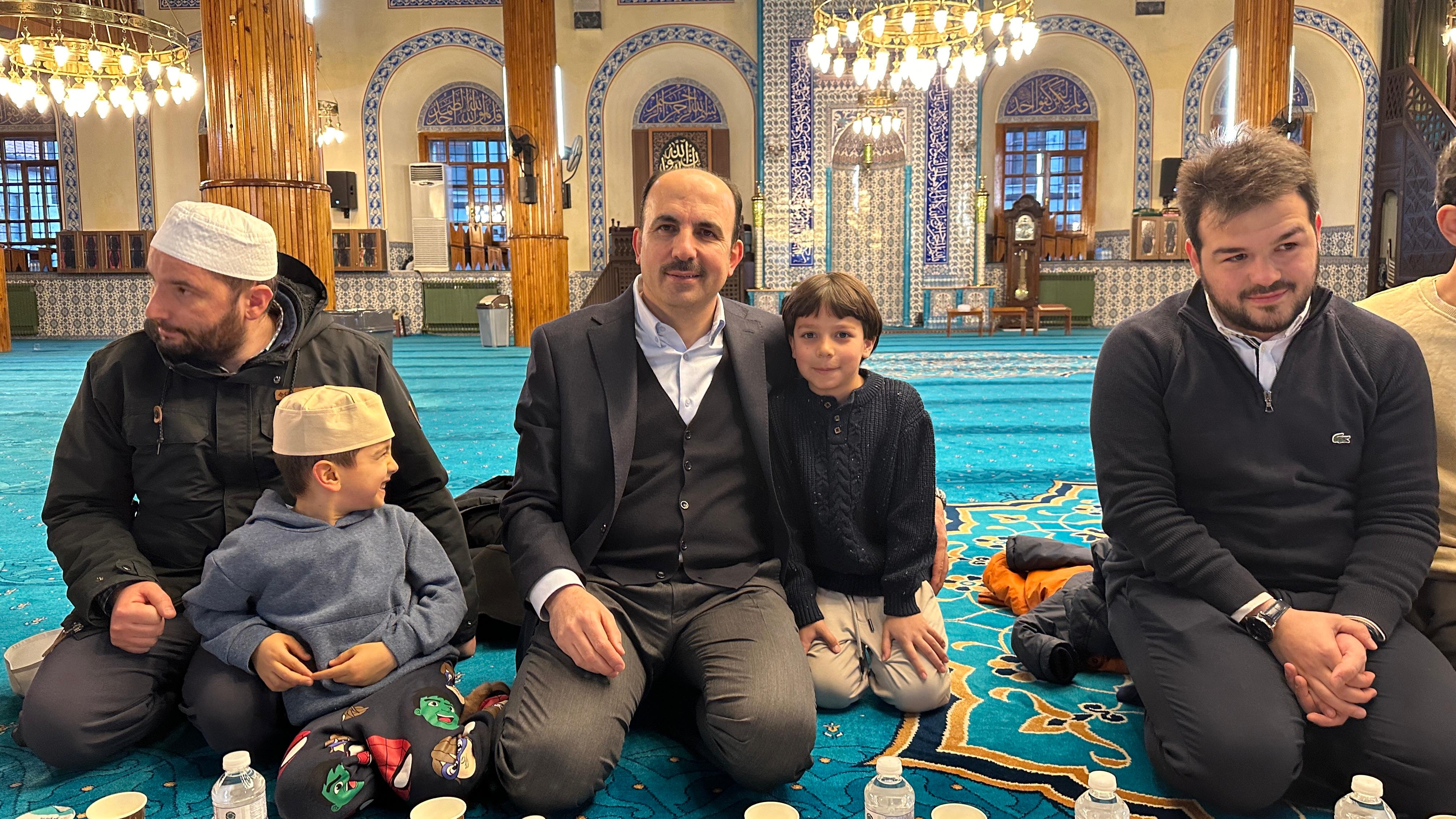 BAŞKAN ALTAY KAPI CAMİİ’NDE GELENEK OLARAK SÜRDÜRÜLEN “ÜMMET İFTARI”NIN BEREKETİNE ORTAK OLDU