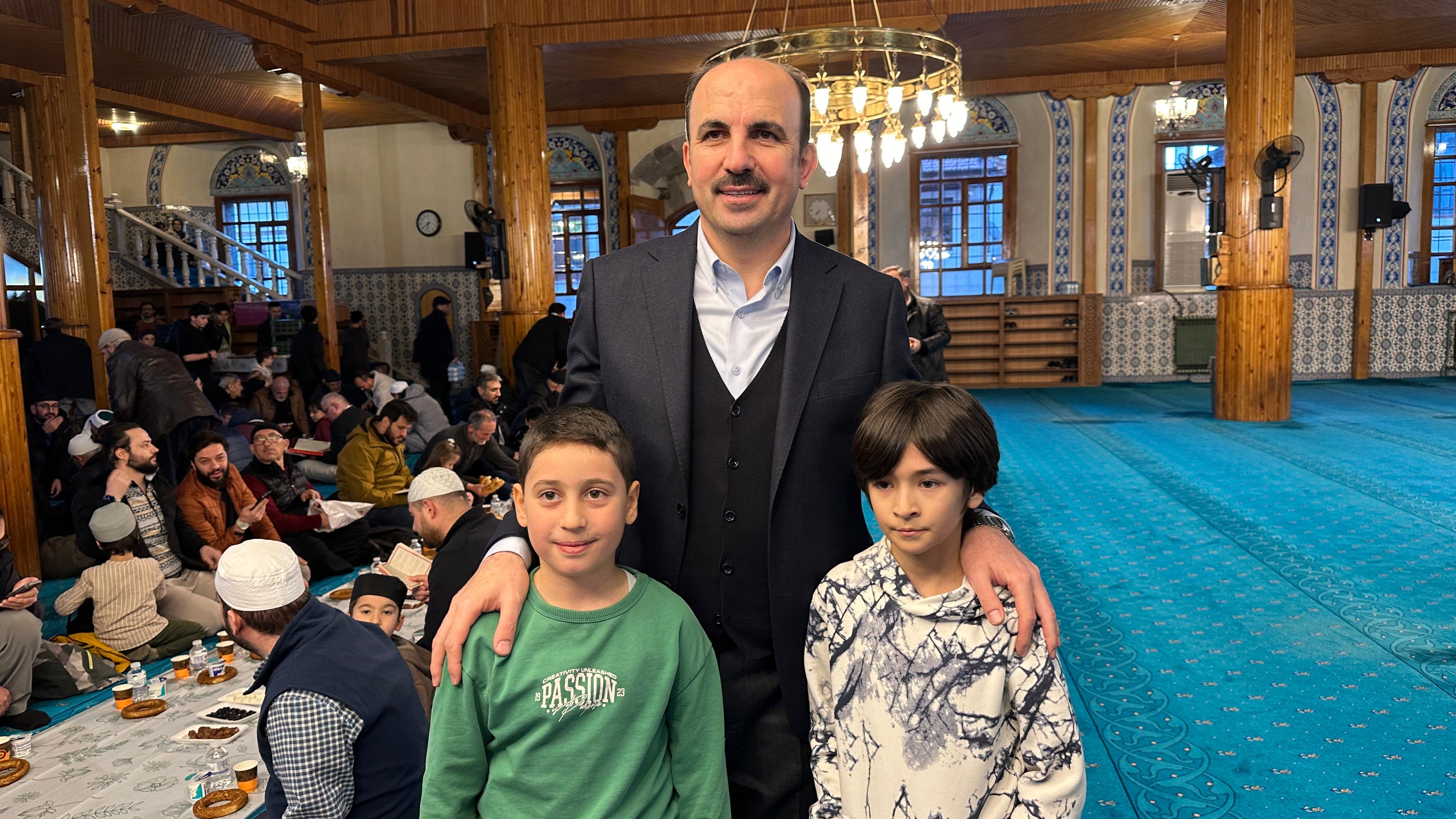 BAŞKAN ALTAY KAPI CAMİİ’NDE GELENEK OLARAK SÜRDÜRÜLEN “ÜMMET İFTARI”NIN BEREKETİNE ORTAK OLDU