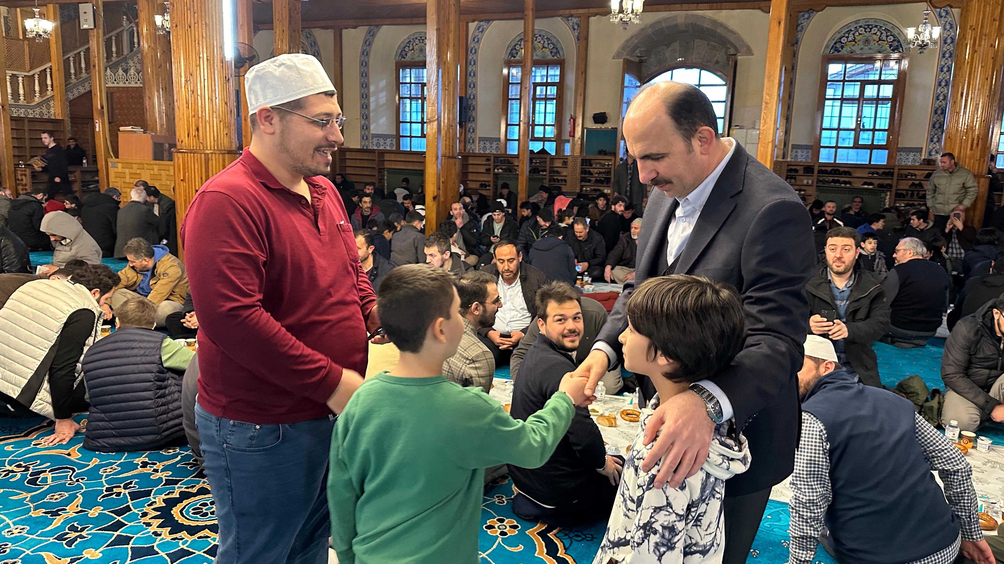 BAŞKAN ALTAY KAPI CAMİİ’NDE GELENEK OLARAK SÜRDÜRÜLEN “ÜMMET İFTARI”NIN BEREKETİNE ORTAK OLDU