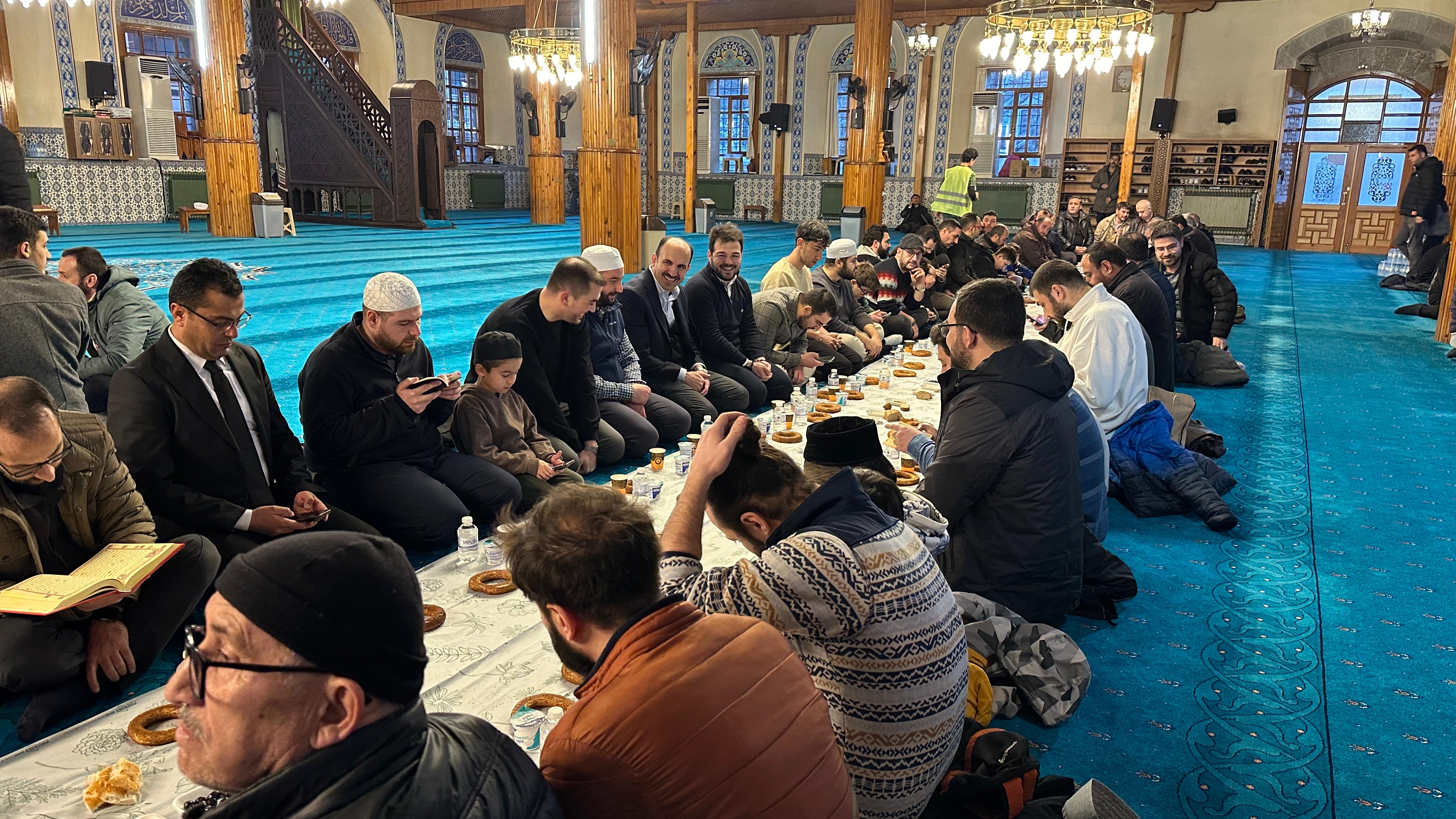 BAŞKAN ALTAY KAPI CAMİİ’NDE GELENEK OLARAK SÜRDÜRÜLEN “ÜMMET İFTARI”NIN BEREKETİNE ORTAK OLDU