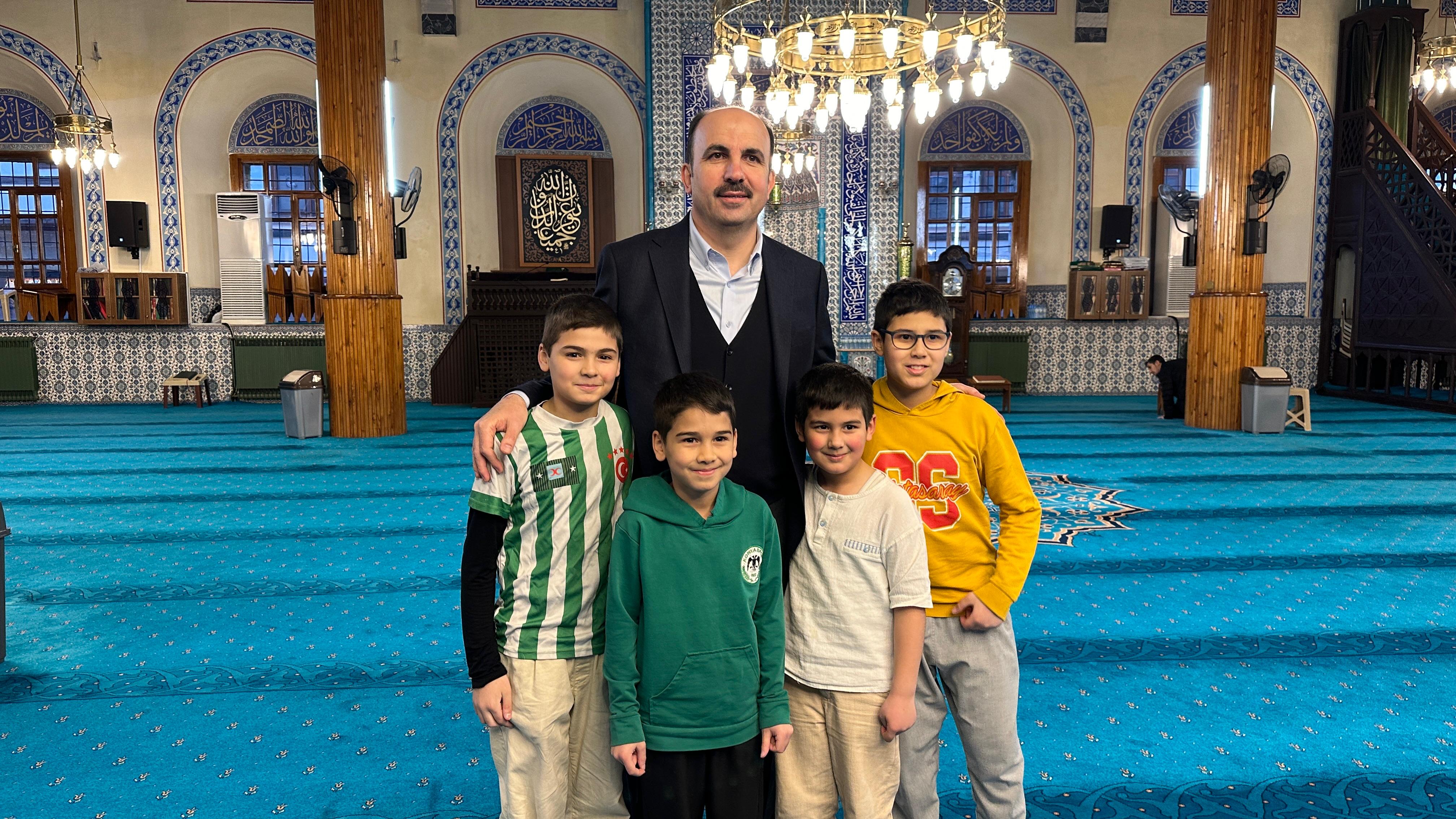 BAŞKAN ALTAY KAPI CAMİİ’NDE GELENEK OLARAK SÜRDÜRÜLEN “ÜMMET İFTARI”NIN BEREKETİNE ORTAK OLDU