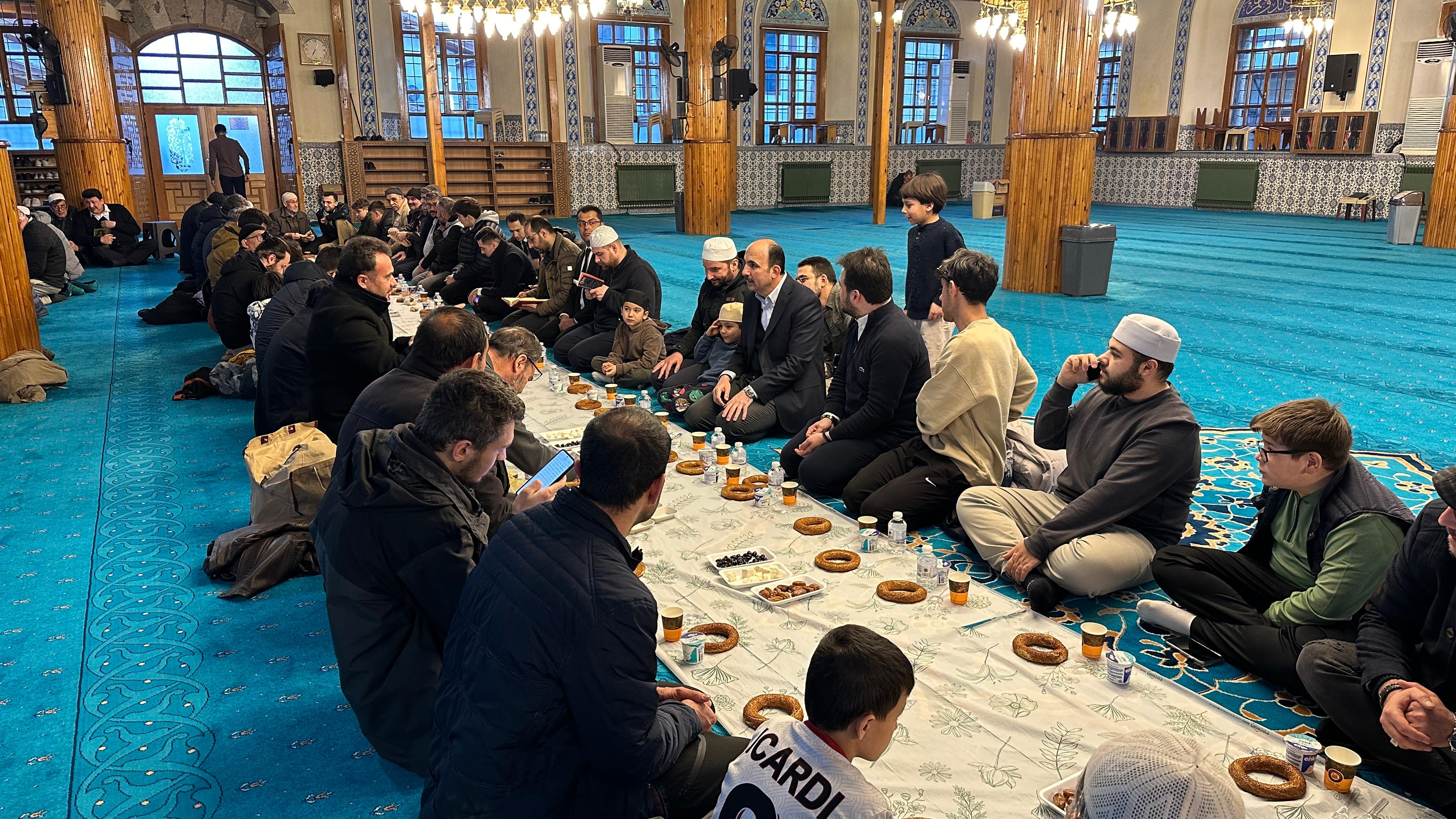 BAŞKAN ALTAY KAPI CAMİİ’NDE GELENEK OLARAK SÜRDÜRÜLEN “ÜMMET İFTARI”NIN BEREKETİNE ORTAK OLDU