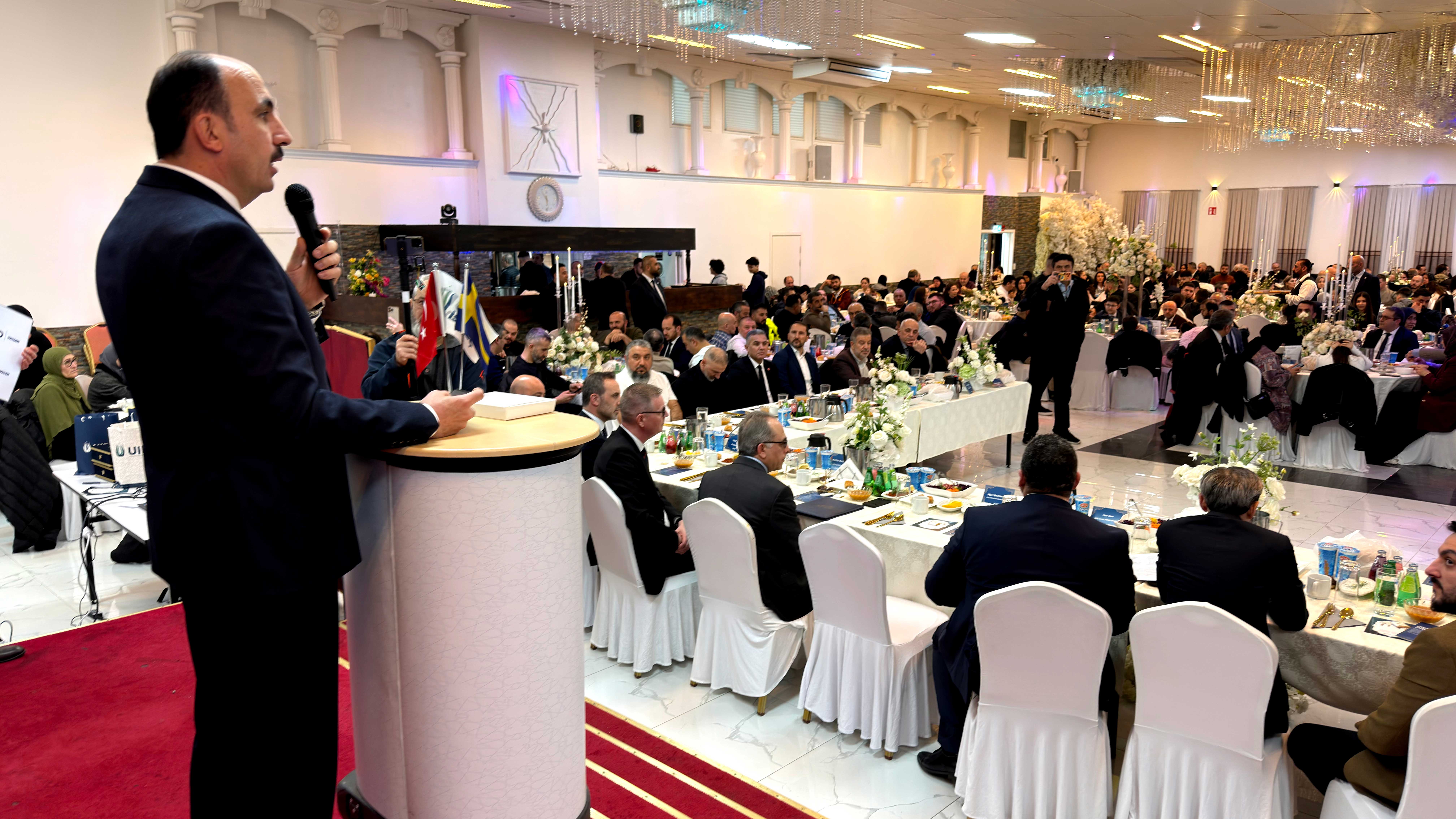 İSVEÇ’TE YAŞAYAN KONYALILARLA BULUŞAN BAŞKAN ALTAY: “GÖNÜL COĞRAFYAMIZIN NERESİNDE BİR HEMŞEHRİMİZ VARSA KONYA'MIZIN VE ÜLKEMİZİN DUASI, MUHABBETİ ORADADIR”