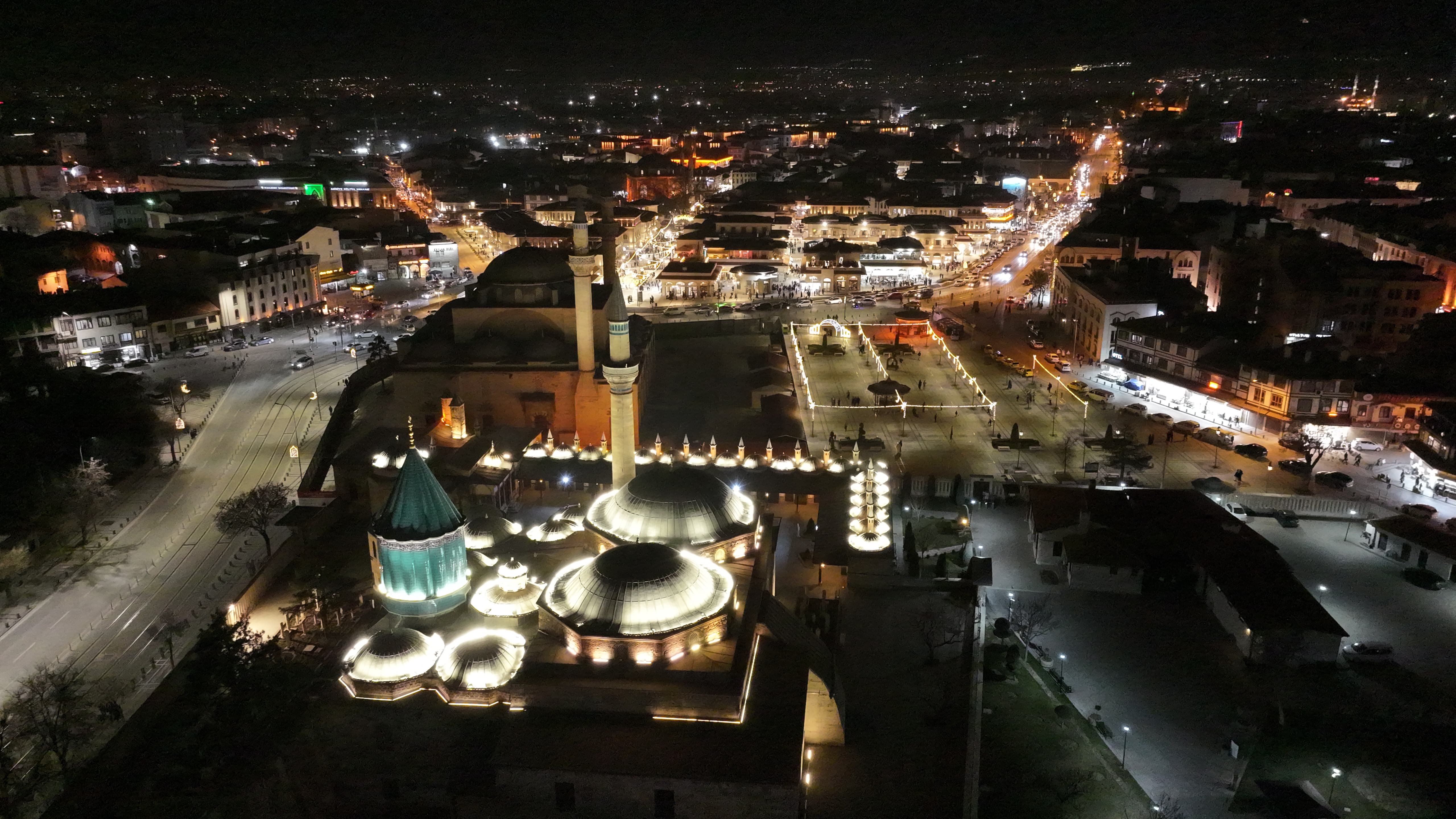 BAŞKAN ALTAY RAMAZANIN SON TERAVİH NAMAZI SONRASI ESNAFLA VE VATANDAŞLA BULUŞTU