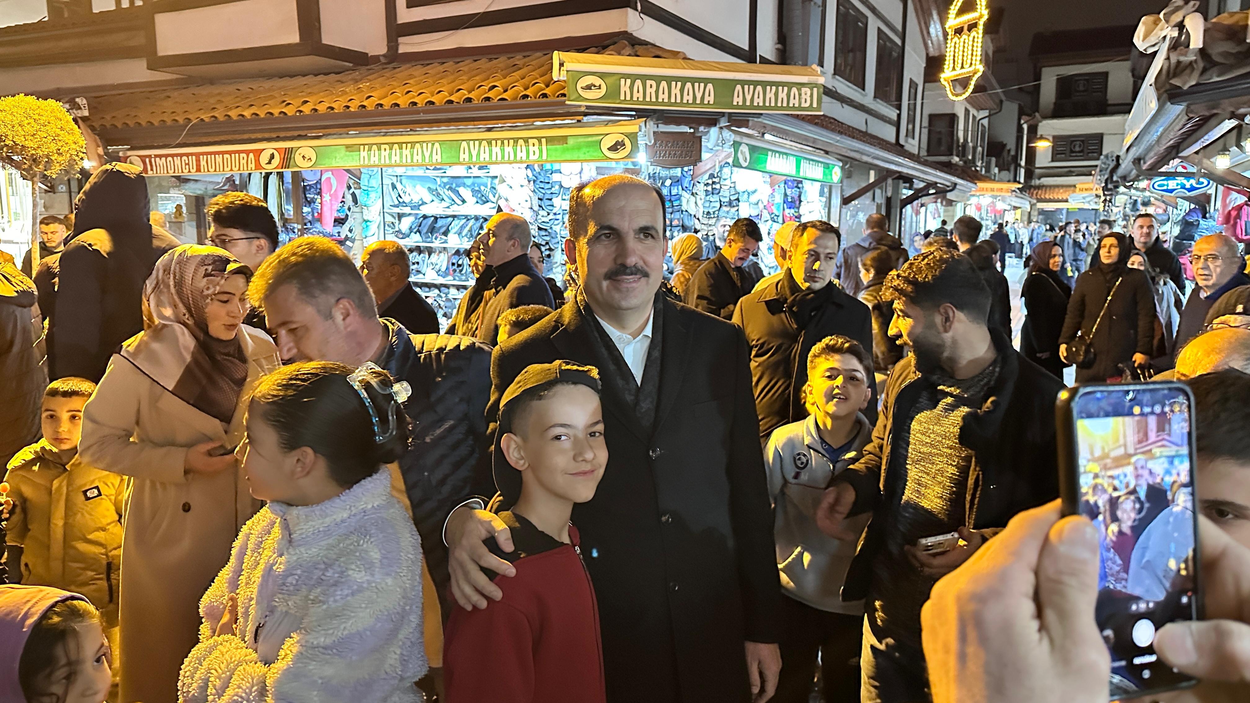 BAŞKAN ALTAY RAMAZANIN SON TERAVİH NAMAZI SONRASI ESNAFLA VE VATANDAŞLA BULUŞTU