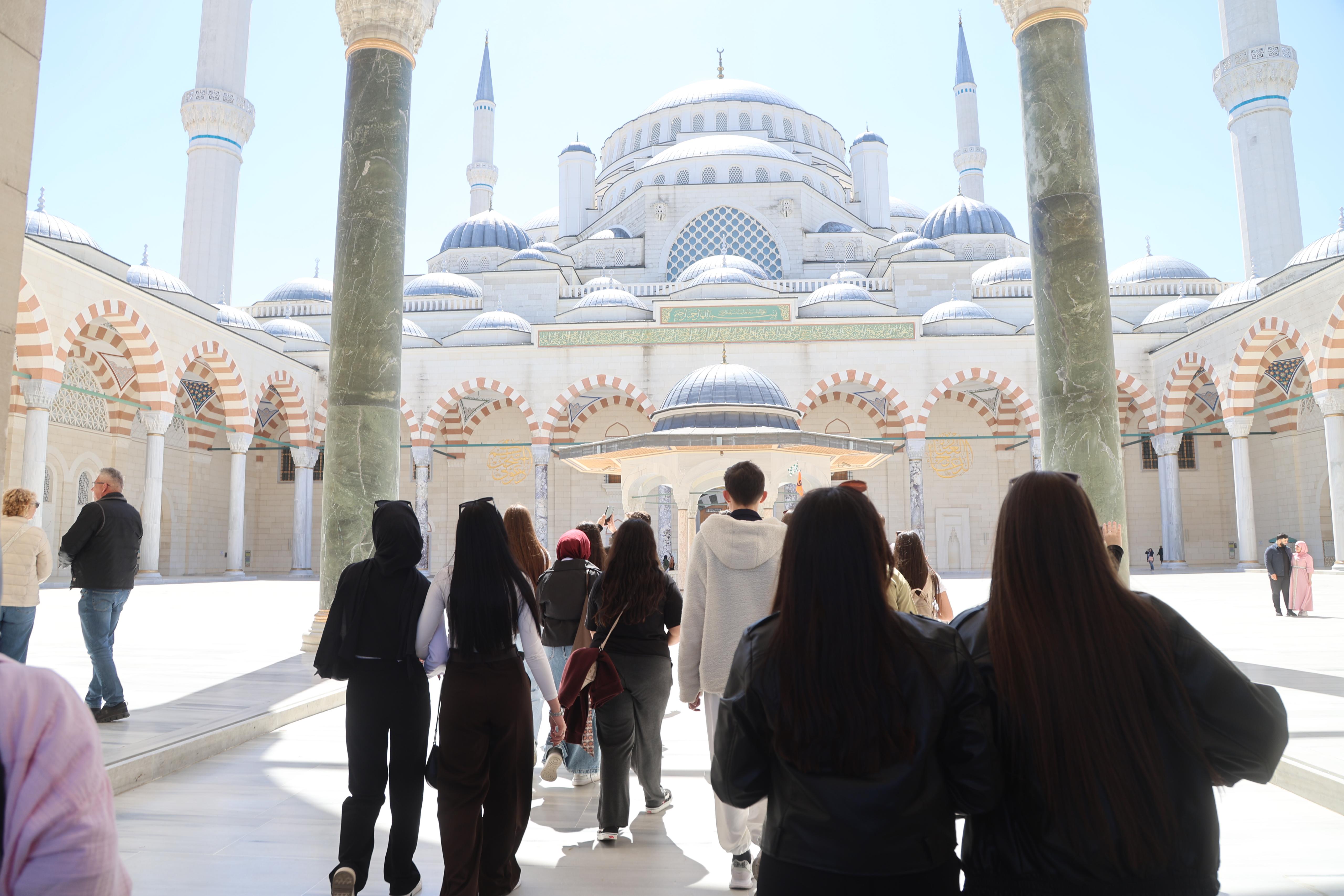 BAŞKAN ALTAY “GENÇ SEYYAH” PROJESİ İLE İSTANBUL GEZİSİNE KATILAN ÖĞRENCİLERLE BULUŞTU