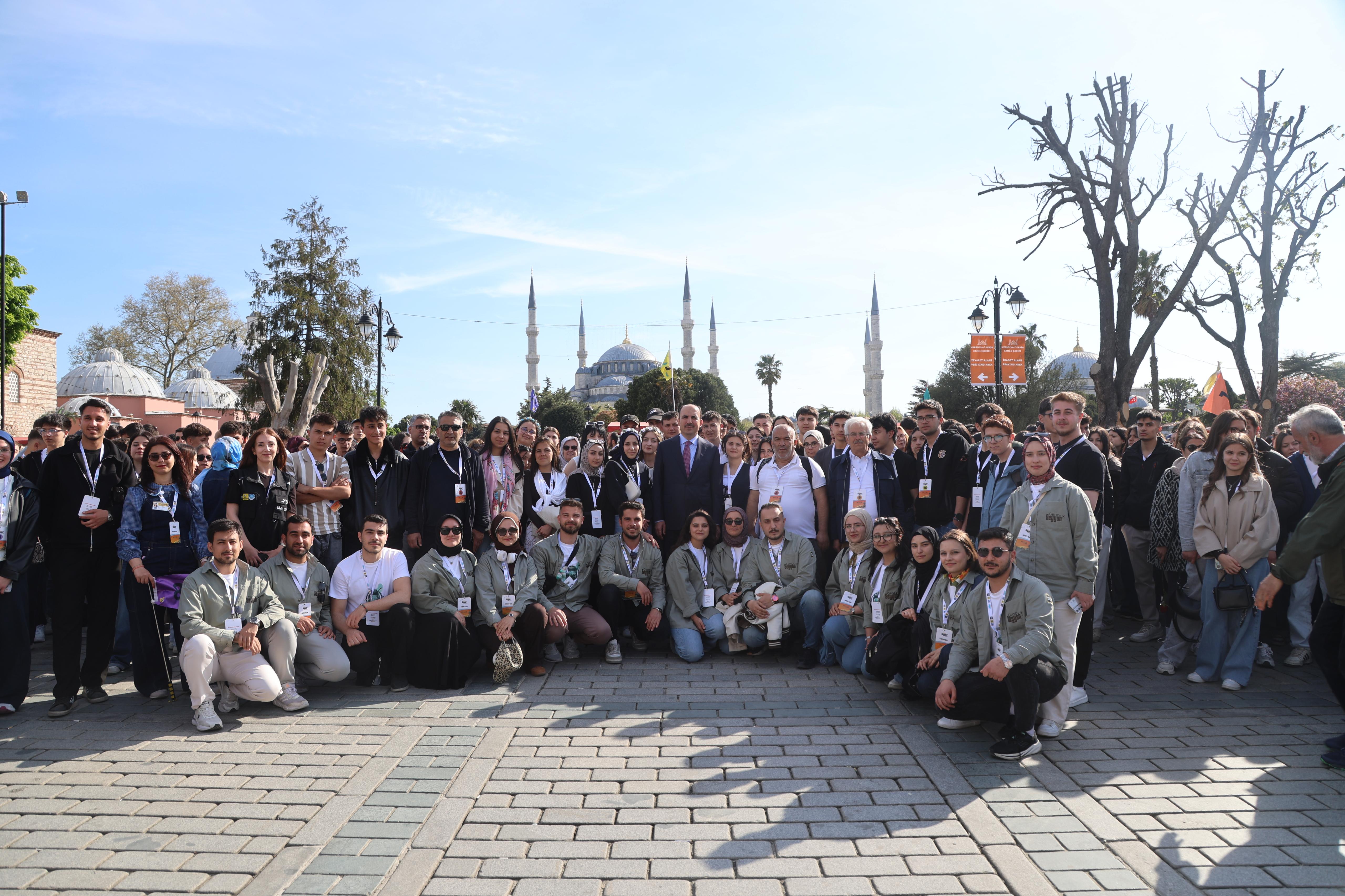 BAŞKAN ALTAY “GENÇ SEYYAH” PROJESİ İLE İSTANBUL GEZİSİNE KATILAN ÖĞRENCİLERLE BULUŞTU