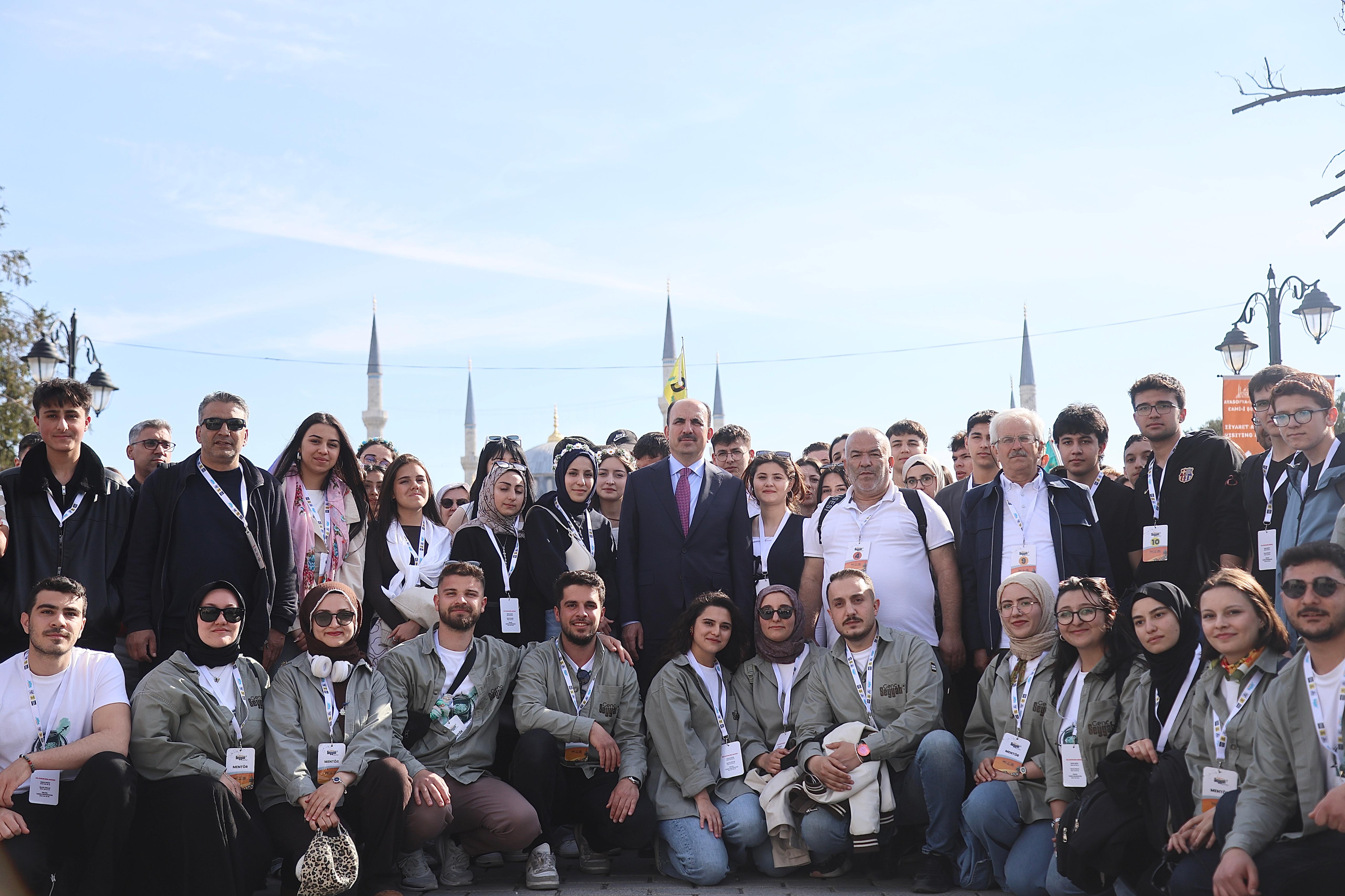 BAŞKAN ALTAY “GENÇ SEYYAH” PROJESİ İLE İSTANBUL GEZİSİNE KATILAN ÖĞRENCİLERLE BULUŞTU