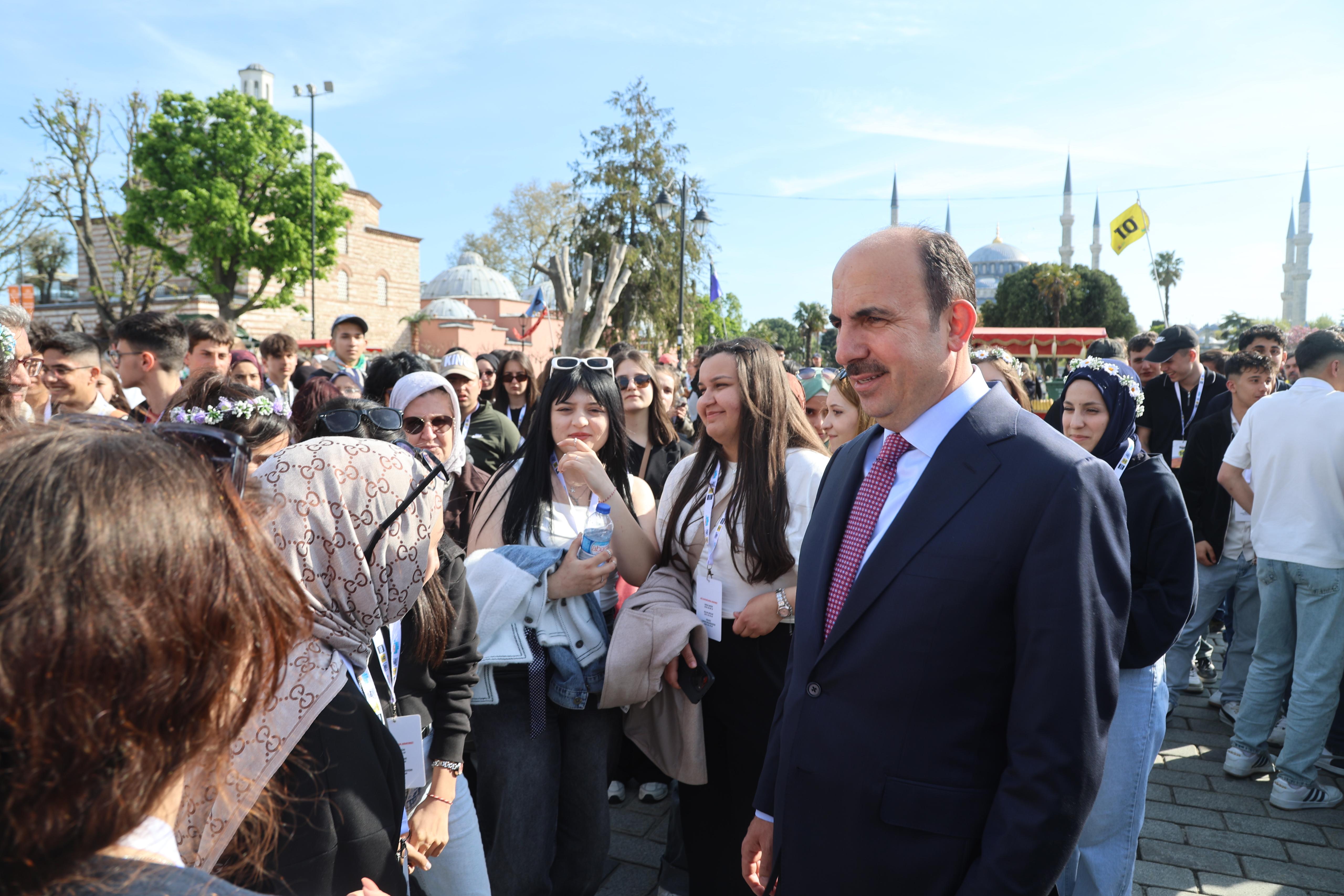 BAŞKAN ALTAY “GENÇ SEYYAH” PROJESİ İLE İSTANBUL GEZİSİNE KATILAN ÖĞRENCİLERLE BULUŞTU