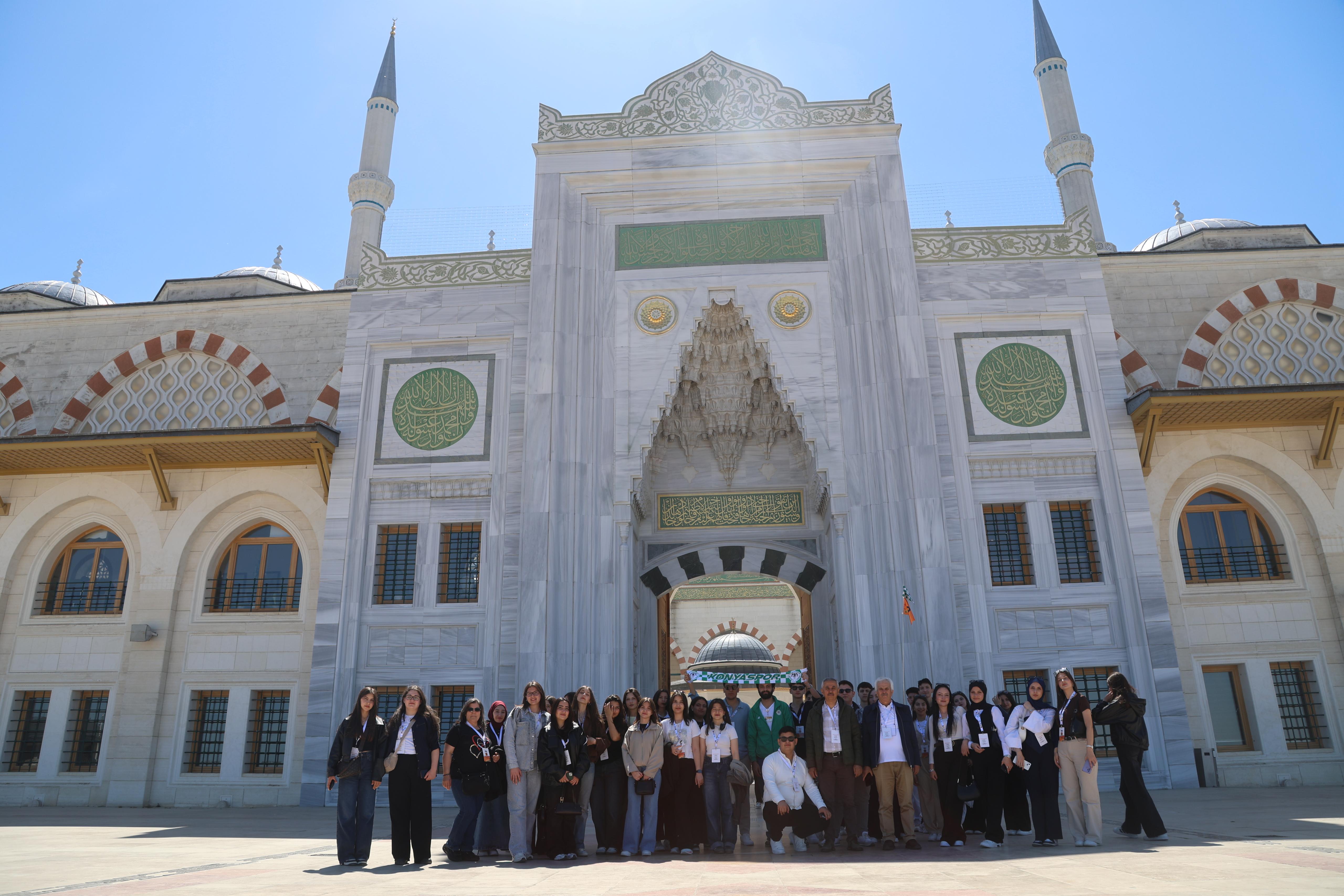 BAŞKAN ALTAY “GENÇ SEYYAH” PROJESİ İLE İSTANBUL GEZİSİNE KATILAN ÖĞRENCİLERLE BULUŞTU