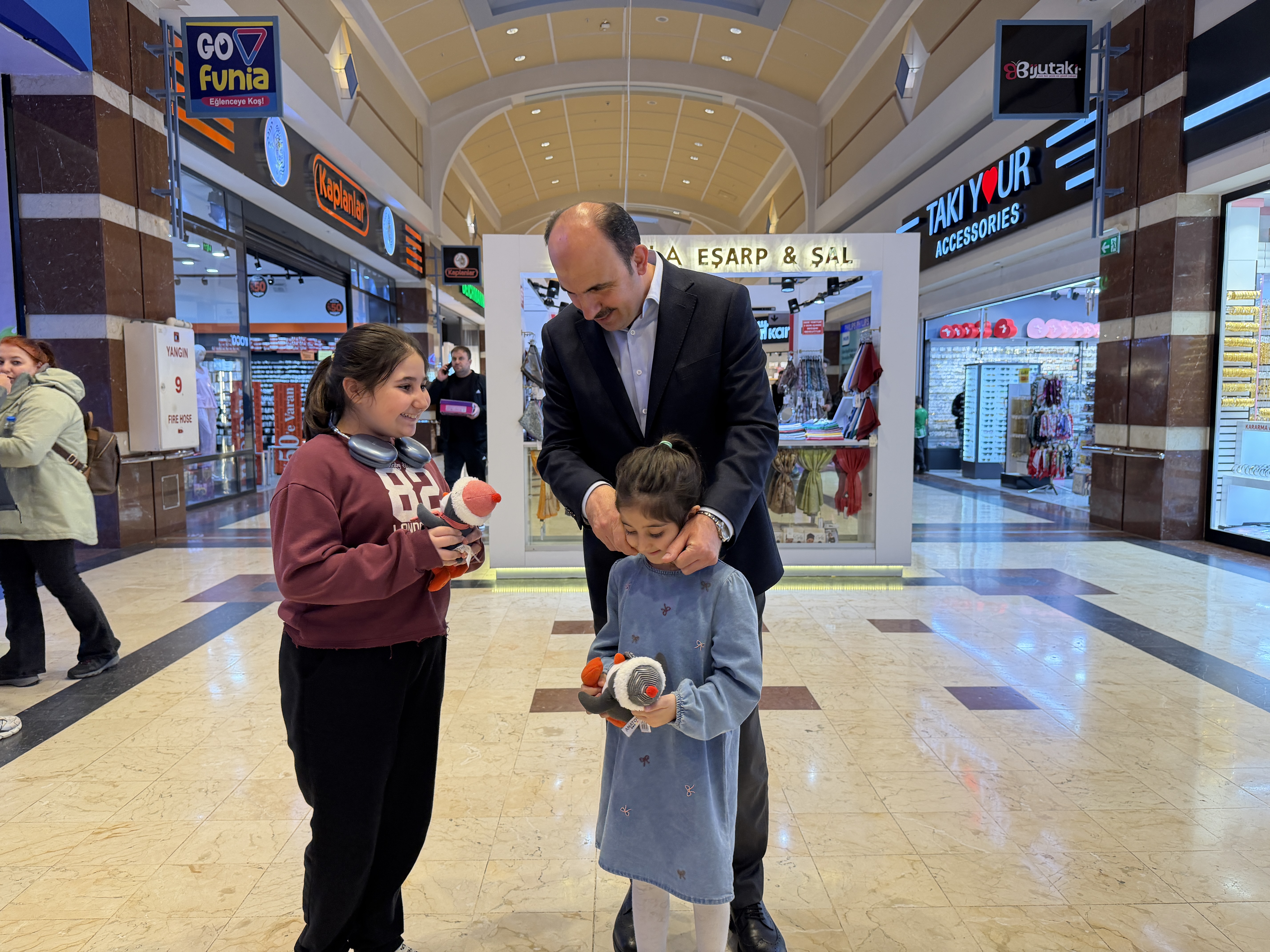 BAŞKAN ALTAY ALIŞVERİŞ MERKEZİNDE ESNAFLA VE VATANDAŞLARLA BULUŞTU