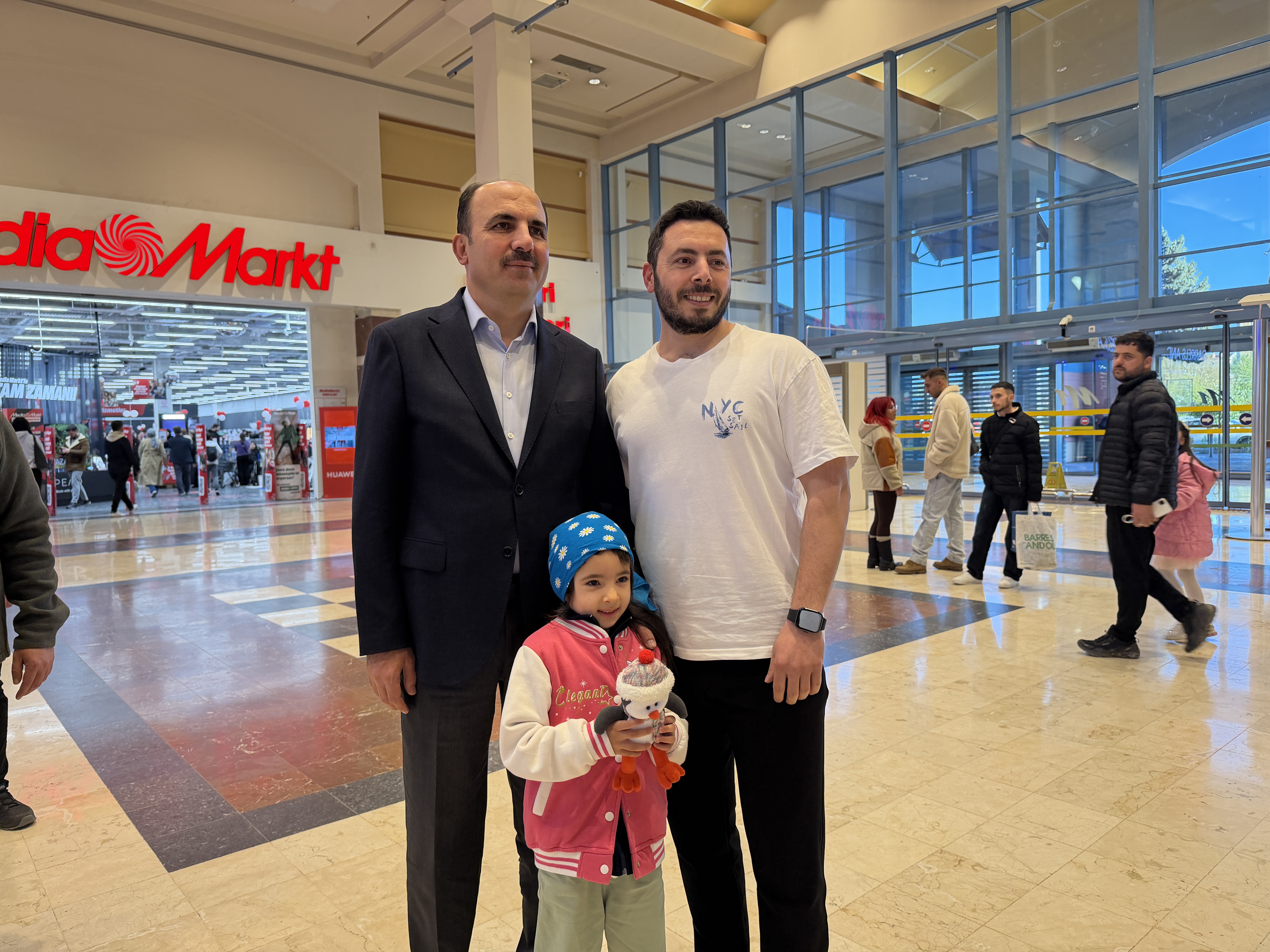 BAŞKAN ALTAY ALIŞVERİŞ MERKEZİNDE ESNAFLA VE VATANDAŞLARLA BULUŞTU