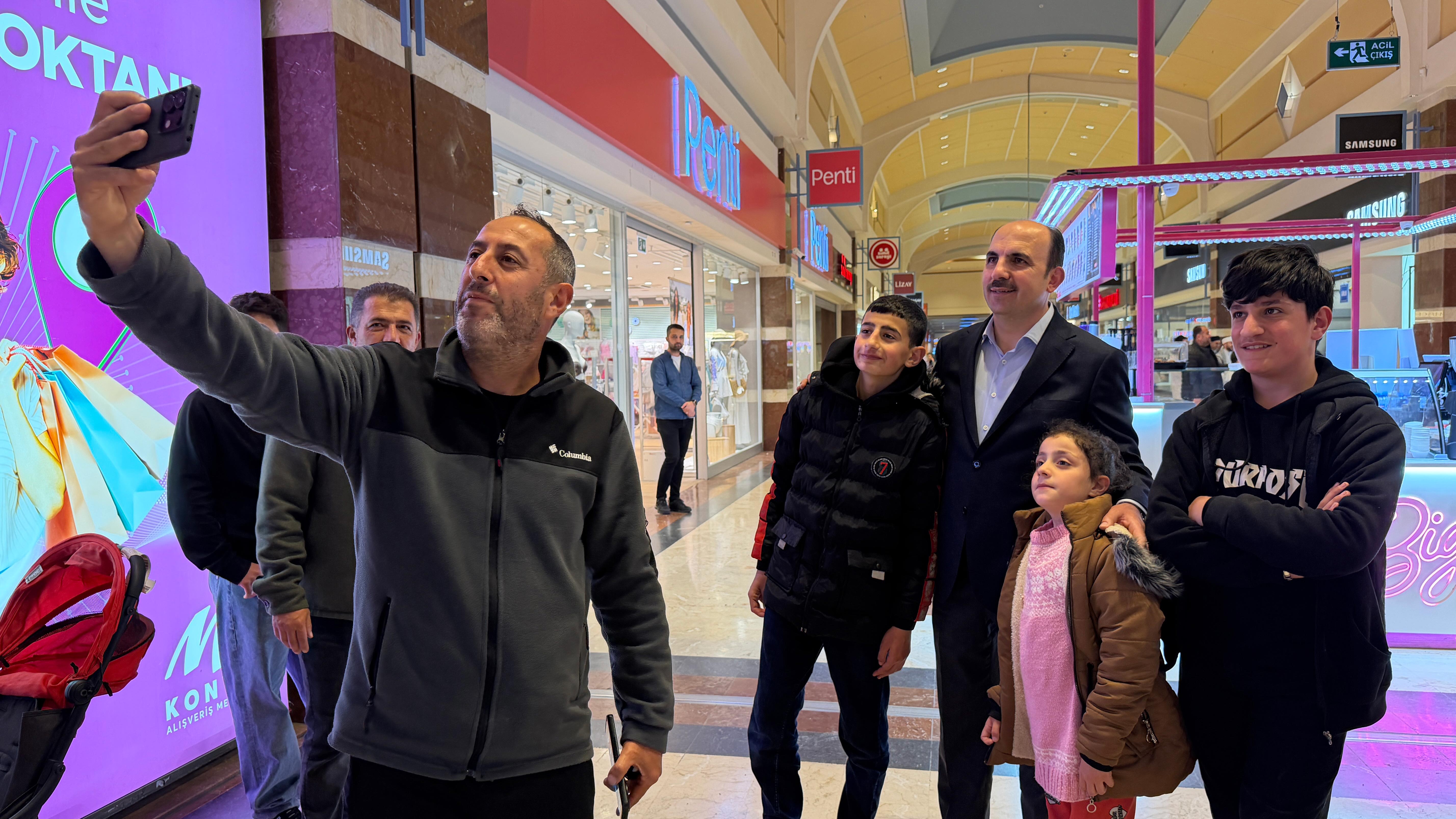 BAŞKAN ALTAY ALIŞVERİŞ MERKEZİNDE ESNAFLA VE VATANDAŞLARLA BULUŞTU