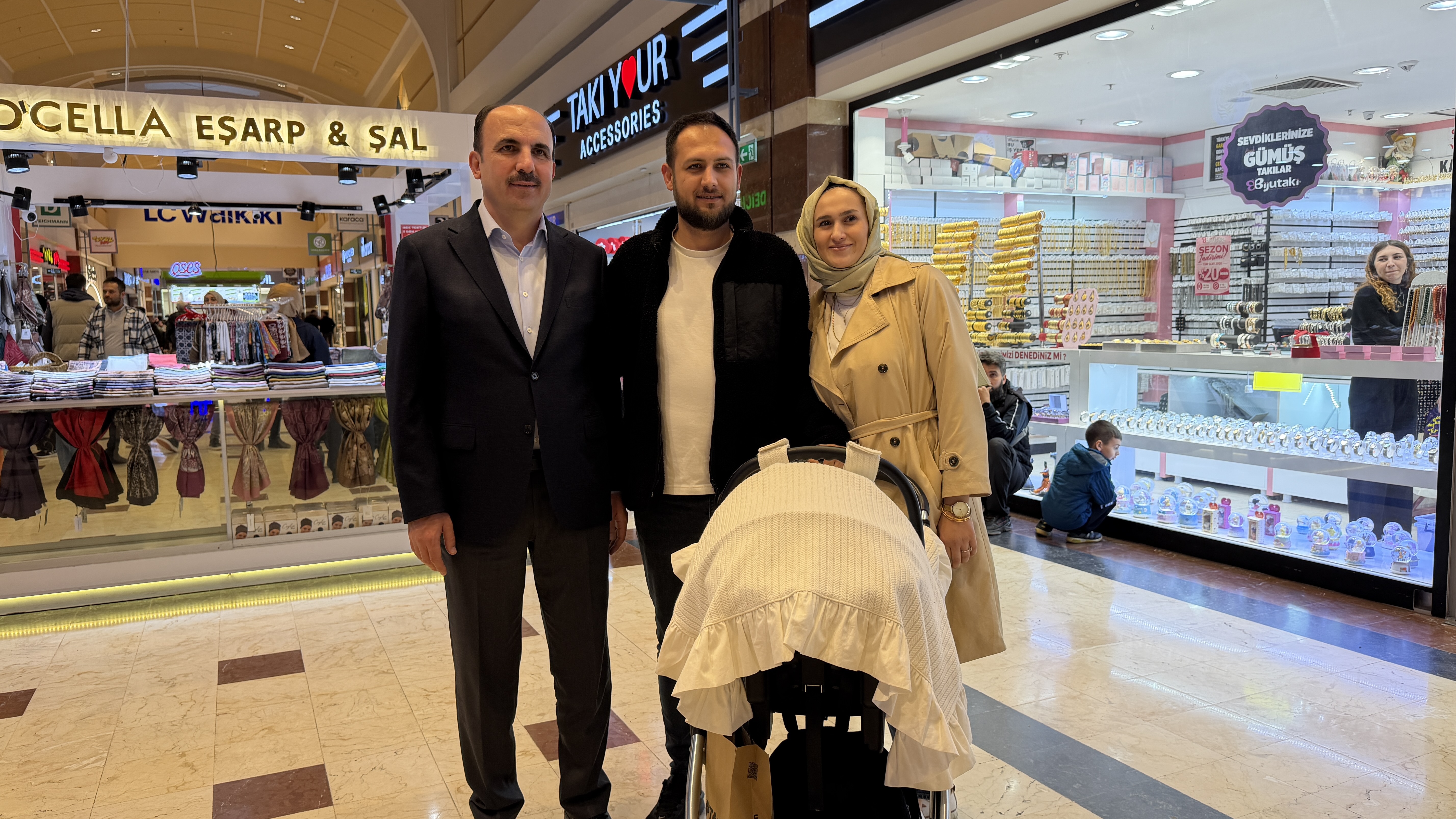 BAŞKAN ALTAY ALIŞVERİŞ MERKEZİNDE ESNAFLA VE VATANDAŞLARLA BULUŞTU