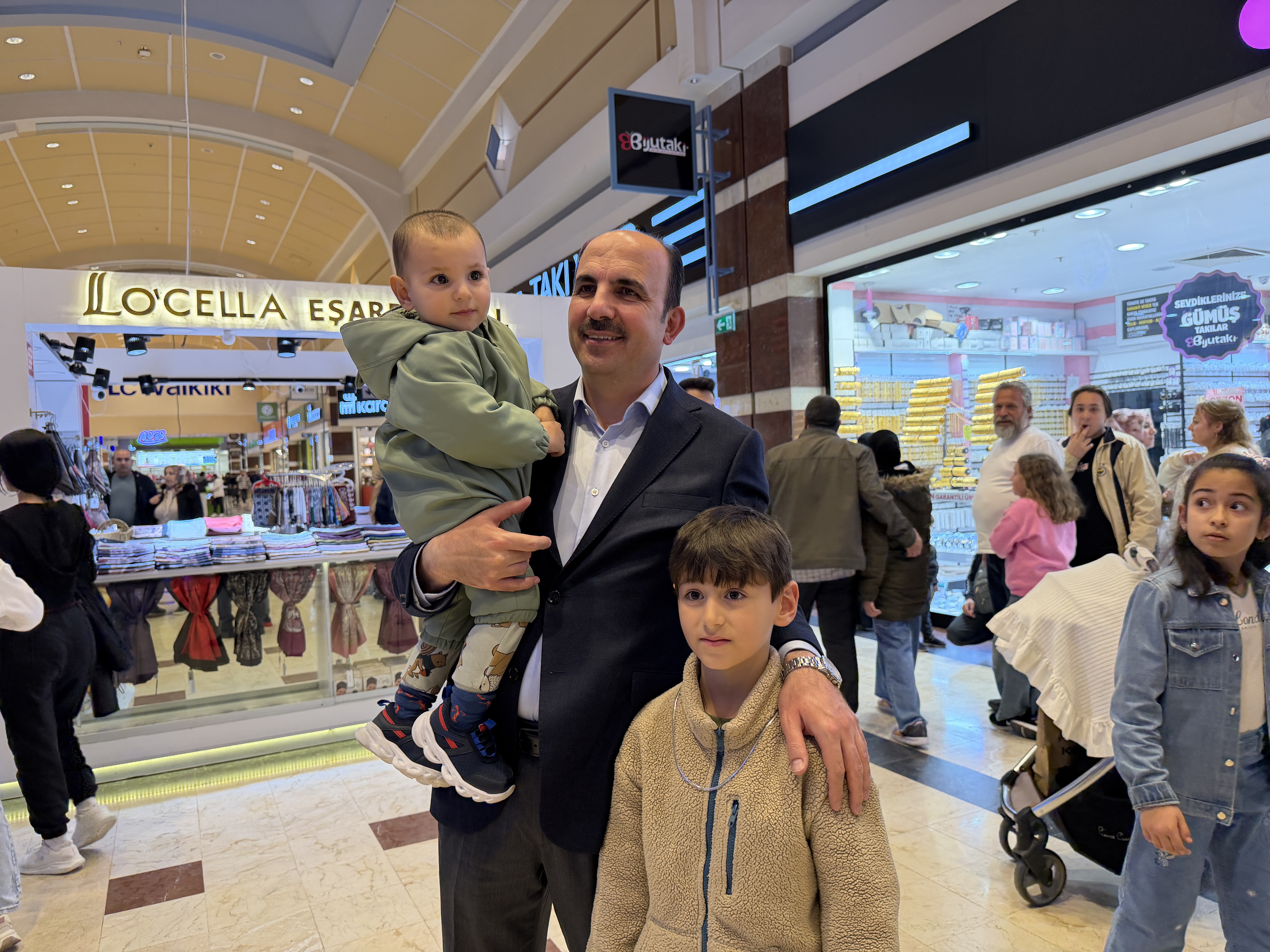 BAŞKAN ALTAY ALIŞVERİŞ MERKEZİNDE ESNAFLA VE VATANDAŞLARLA BULUŞTU