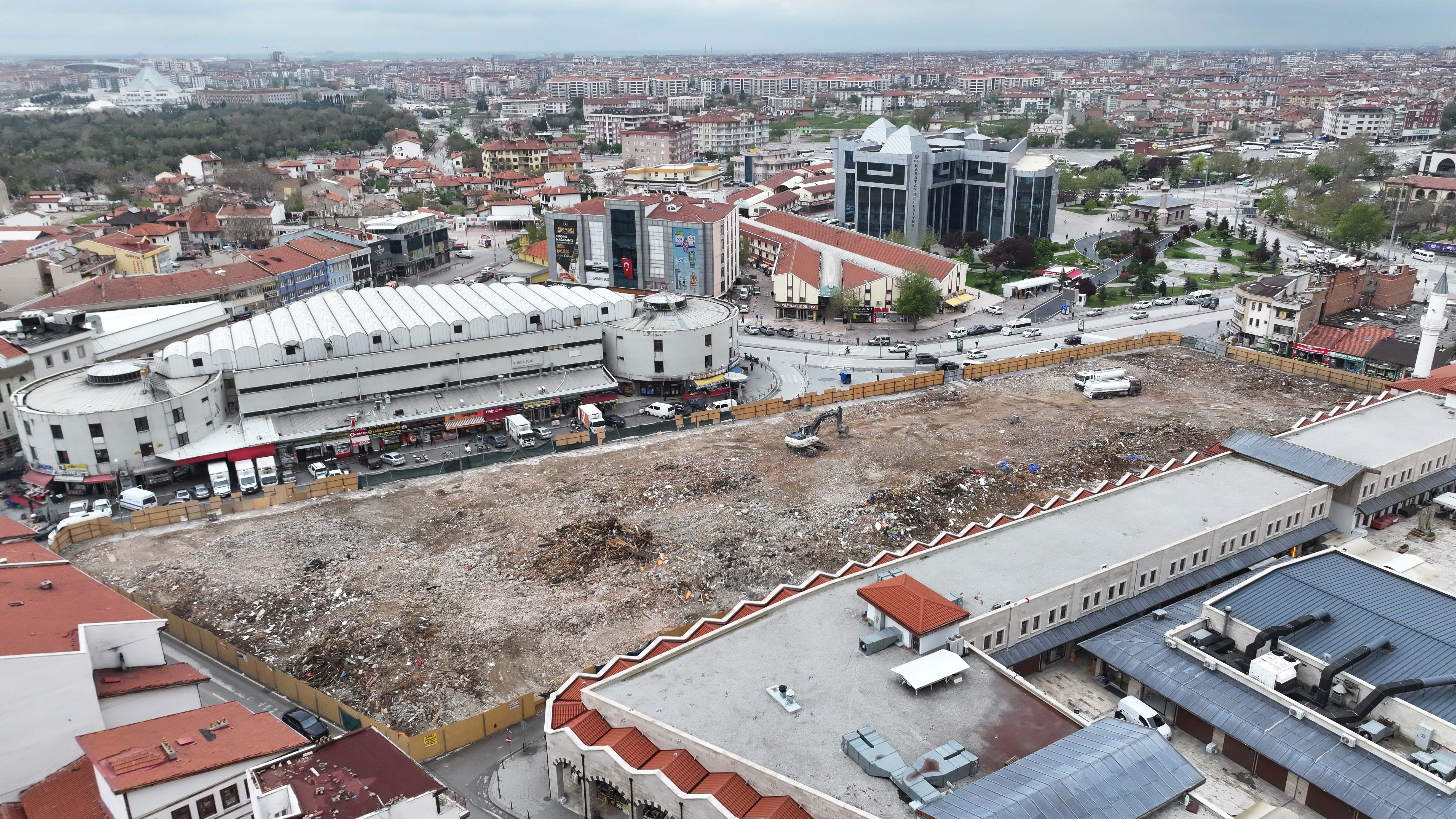 BAŞKAN ALTAY, KONYA’YA DEĞER KATACAK DÖNÜŞÜMDE FİZİKİ ÖMRÜNÜ TAMAMLAMIŞ BİNALARIN YIKIM ÇALIŞMASININ TAMAMLANDIĞINI AÇIKLADI