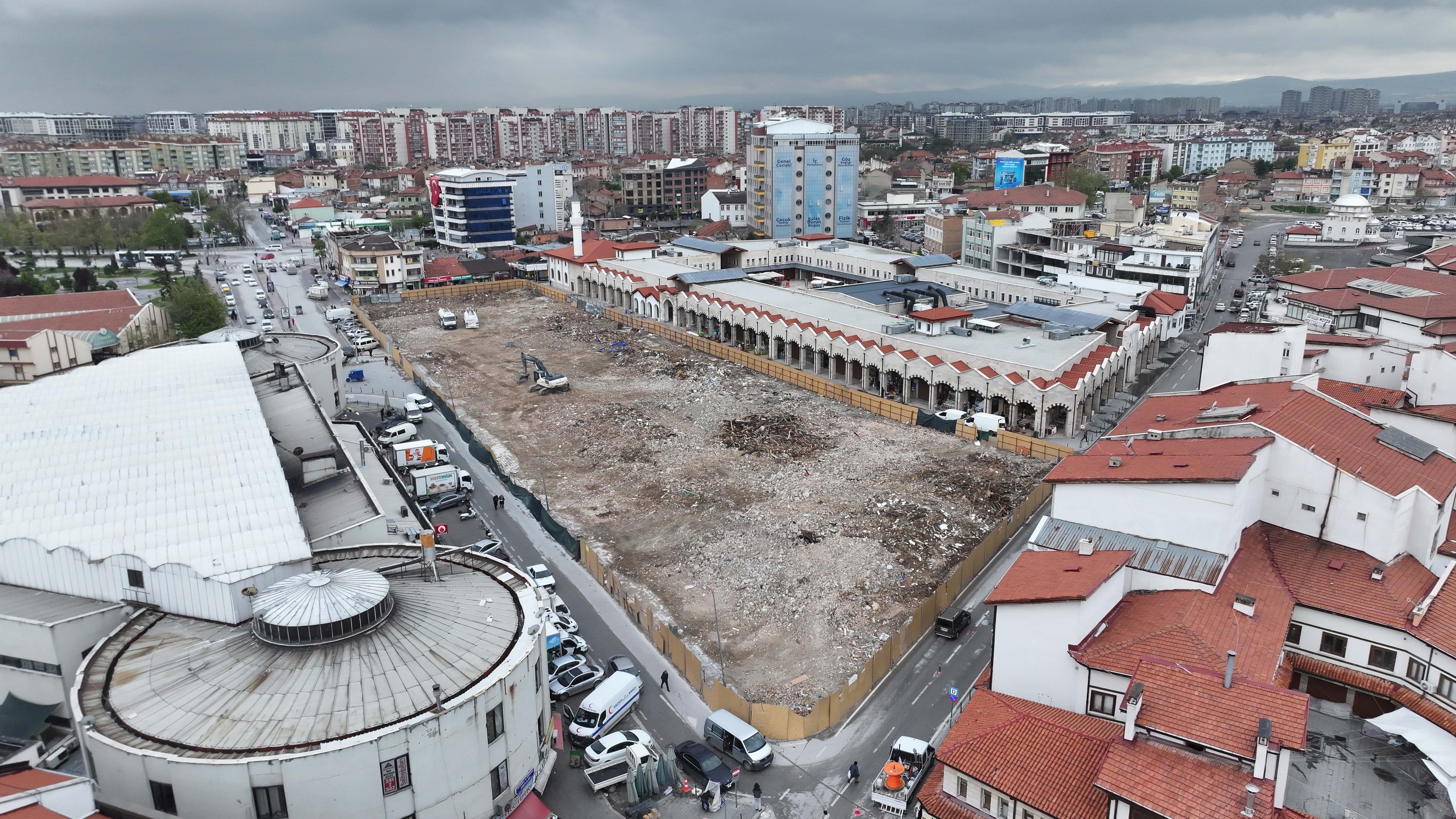 BAŞKAN ALTAY, KONYA’YA DEĞER KATACAK DÖNÜŞÜMDE FİZİKİ ÖMRÜNÜ TAMAMLAMIŞ BİNALARIN YIKIM ÇALIŞMASININ TAMAMLANDIĞINI AÇIKLADI