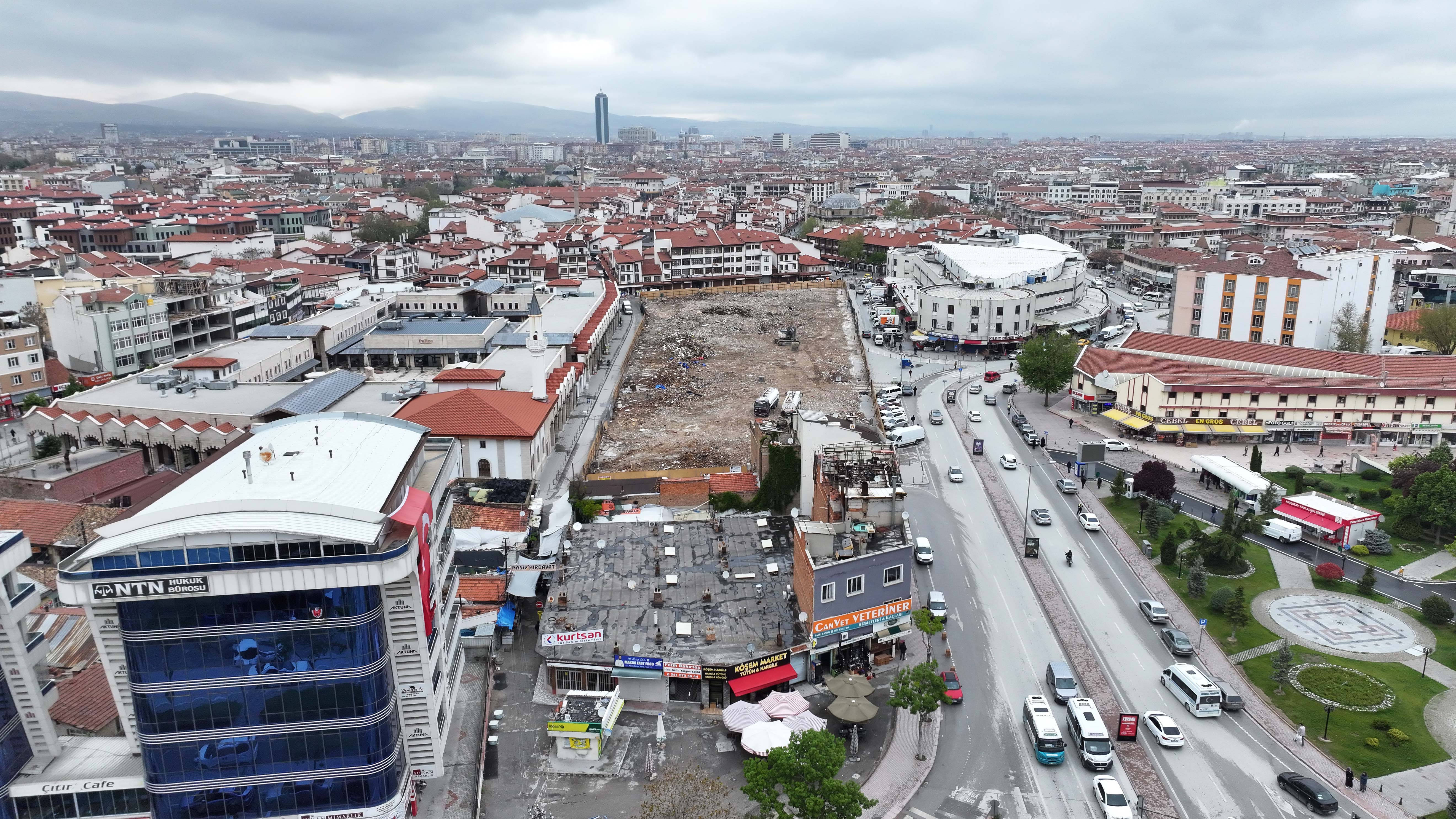 BAŞKAN ALTAY, KONYA’YA DEĞER KATACAK DÖNÜŞÜMDE FİZİKİ ÖMRÜNÜ TAMAMLAMIŞ BİNALARIN YIKIM ÇALIŞMASININ TAMAMLANDIĞINI AÇIKLADI